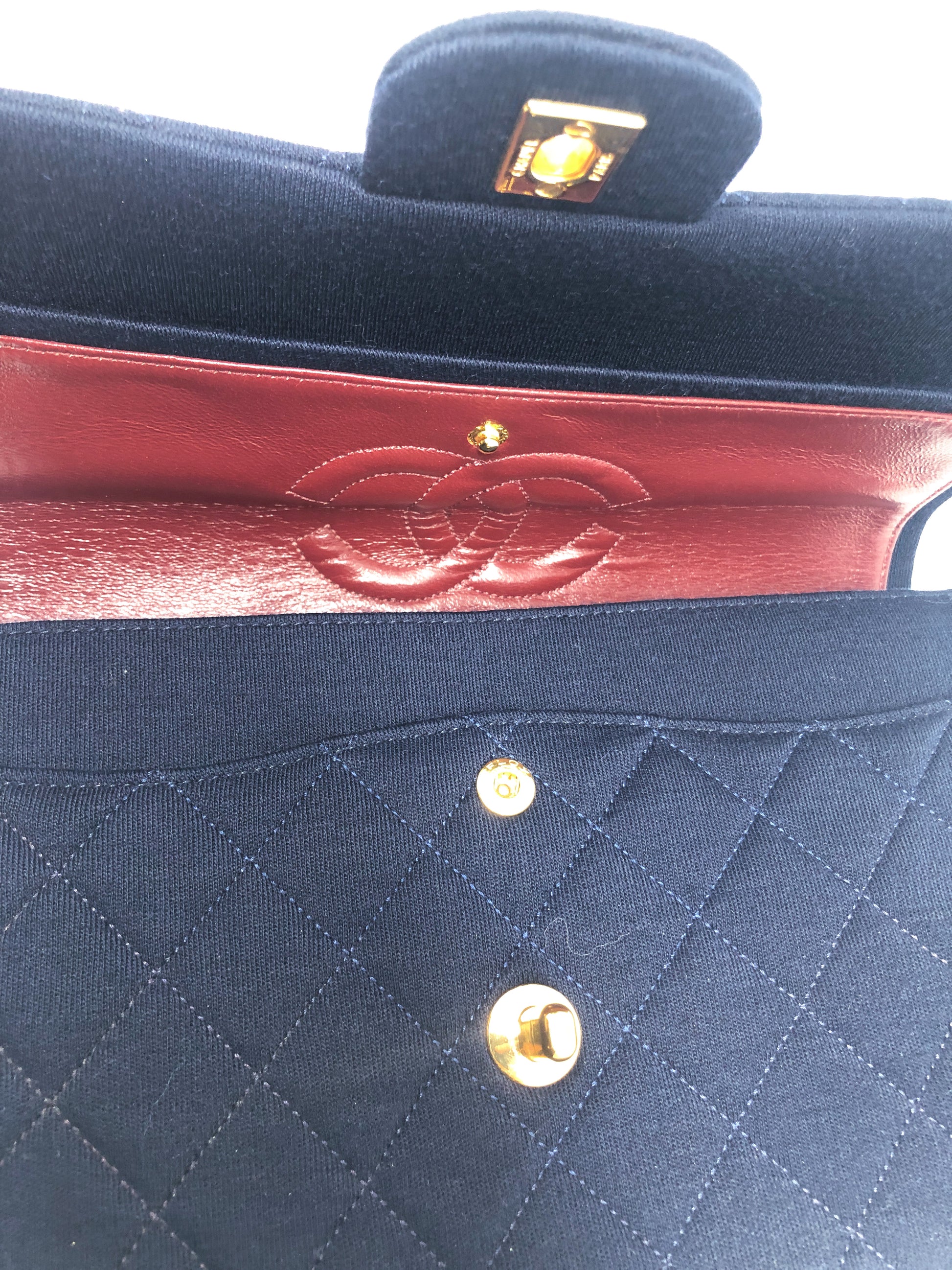 Magnifique Sac à main bandoulière Chanel Timeless en jersey navy - Soline