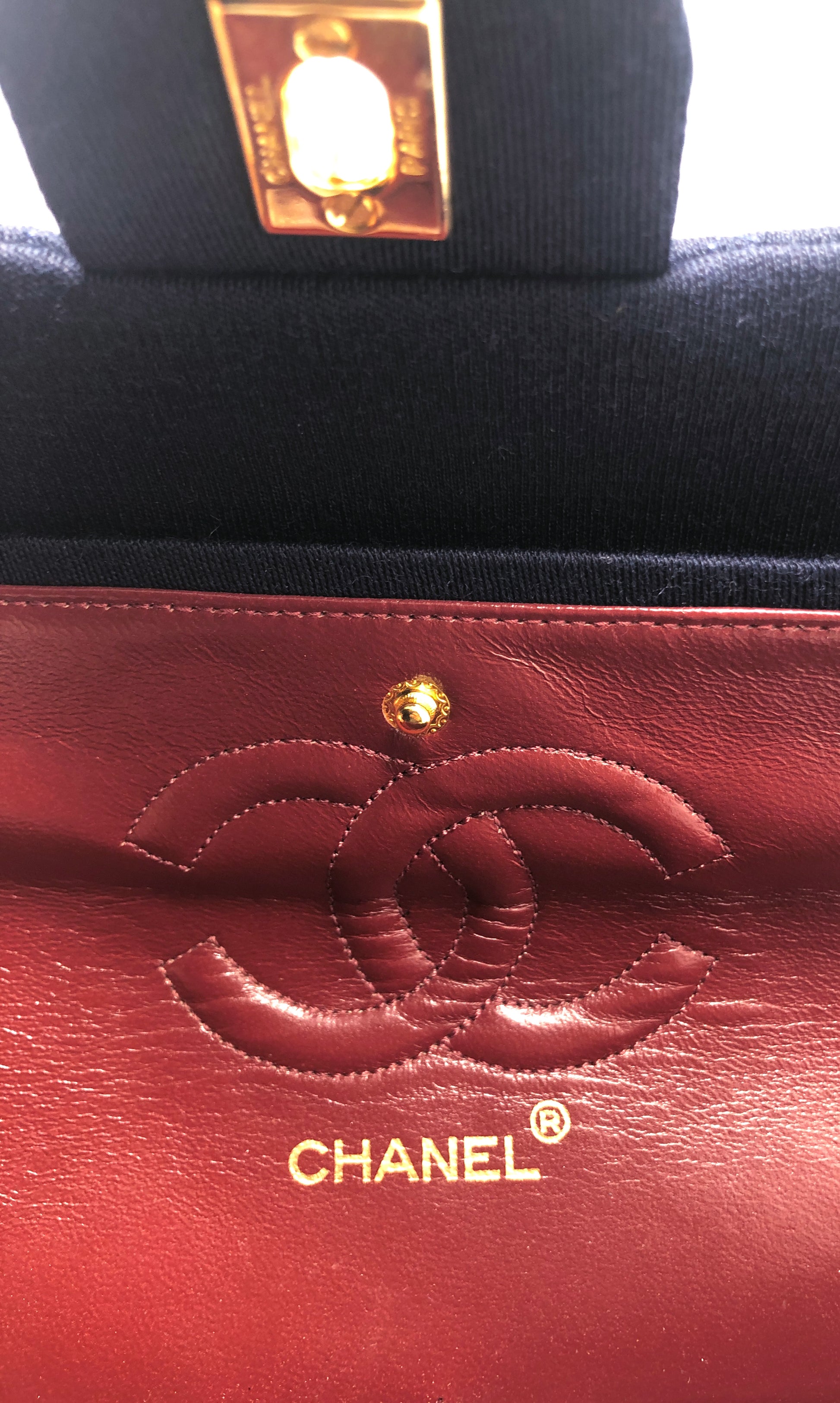 Magnifique Sac à main bandoulière Chanel Timeless en jersey navy - Soline