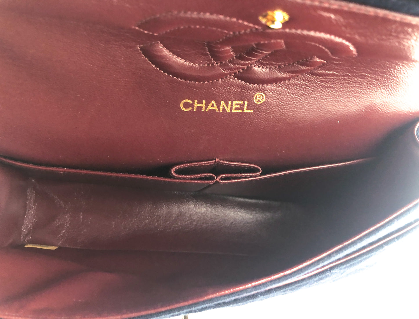 Magnifique Sac à main bandoulière Chanel Timeless en jersey navy - Soline