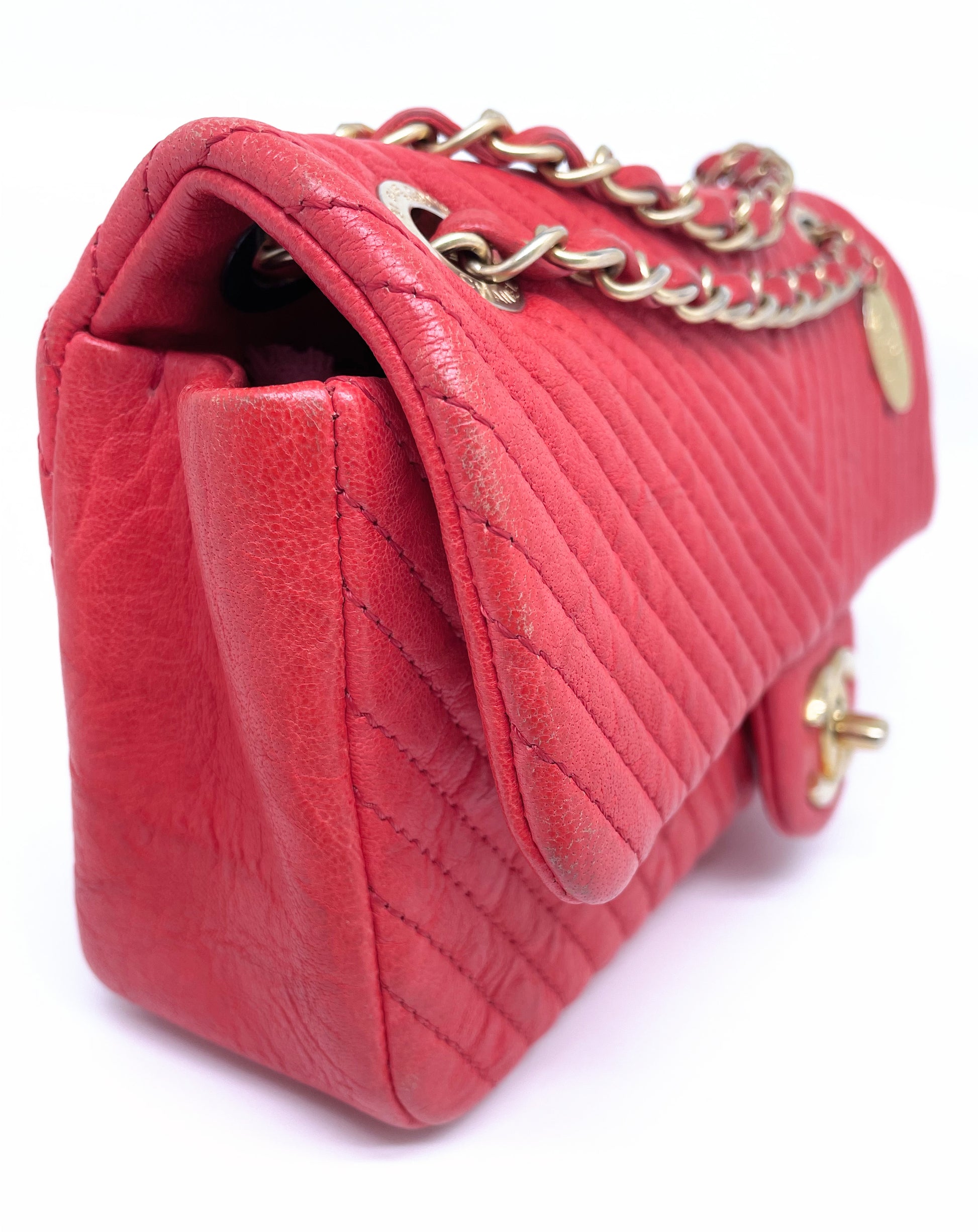 Superbe Sac Chanel 21 cm en cuir et motif Chevron Rouge valentine. - Soline