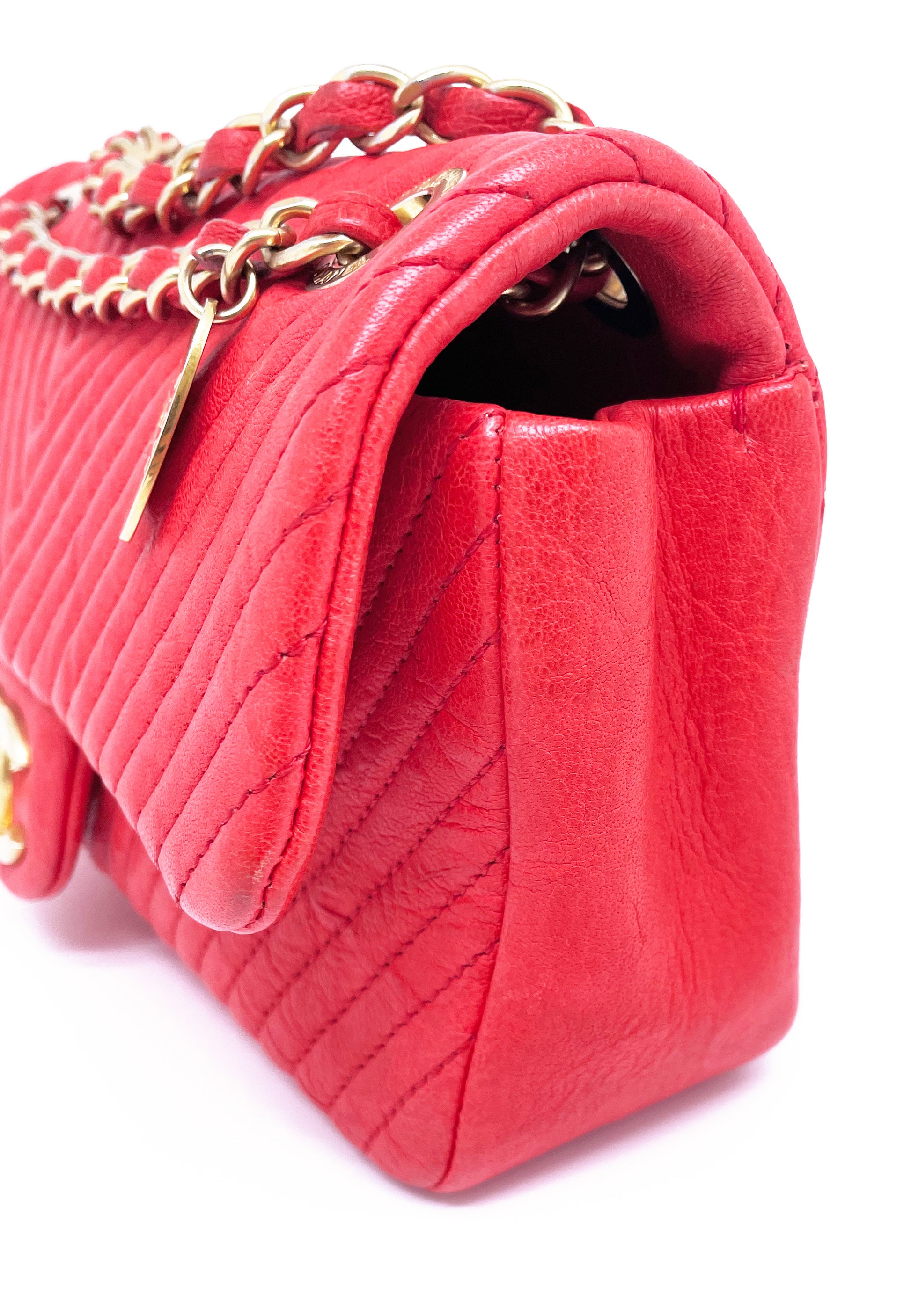 Superbe Sac Chanel 21 cm en cuir et motif Chevron Rouge valentine. - Soline