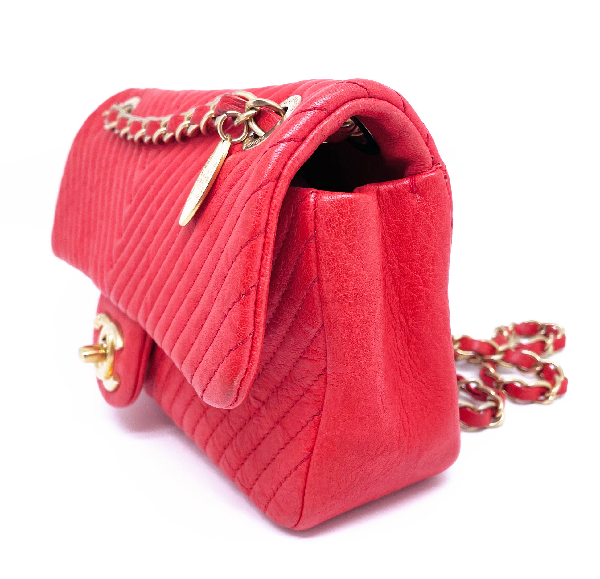 Superbe Sac Chanel 21 cm en cuir et motif Chevron Rouge valentine. - Soline
