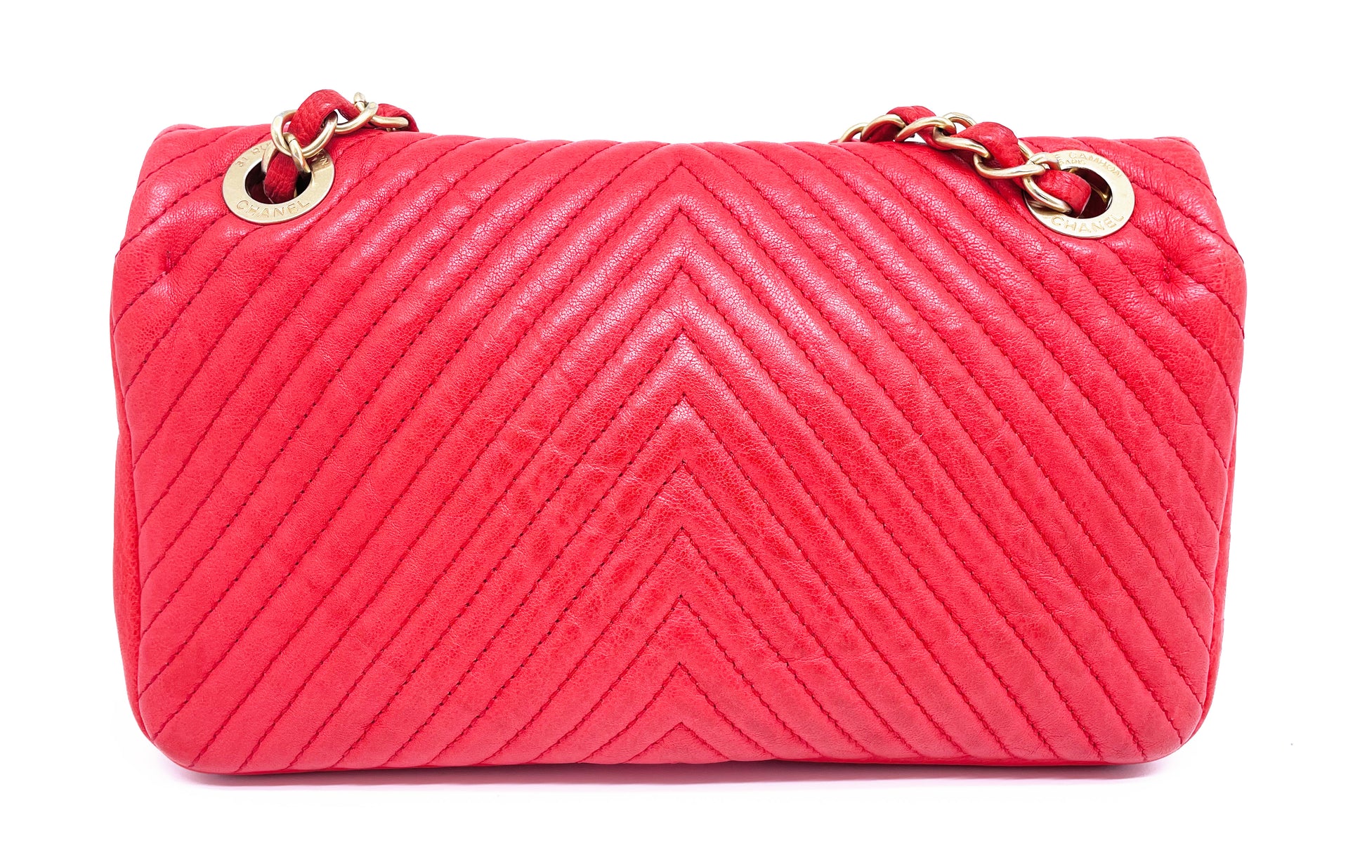 Superbe Sac Chanel 21 cm en cuir et motif Chevron Rouge valentine. - Soline