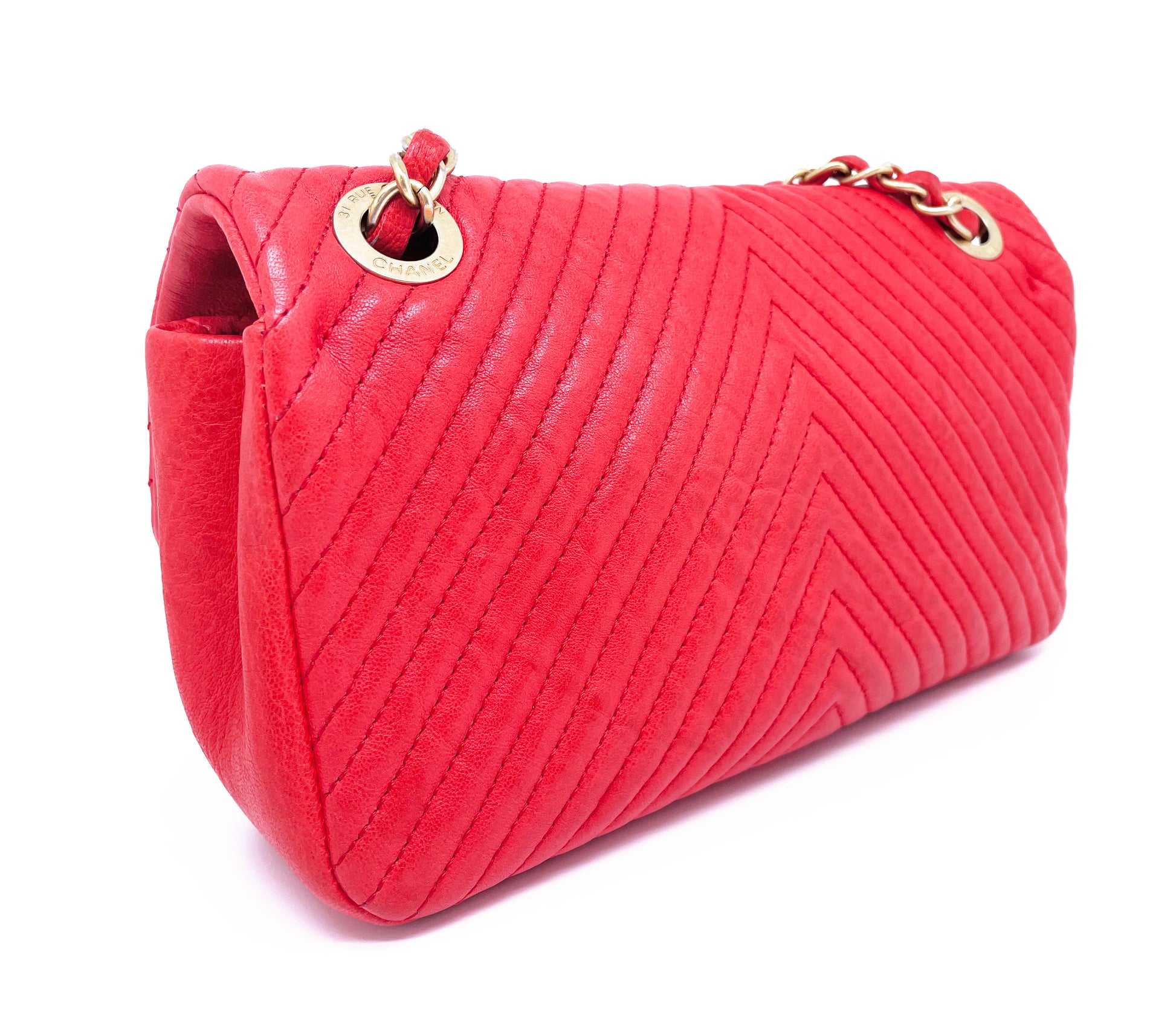 Superbe Sac Chanel 21 cm en cuir et motif Chevron Rouge valentine. - Soline