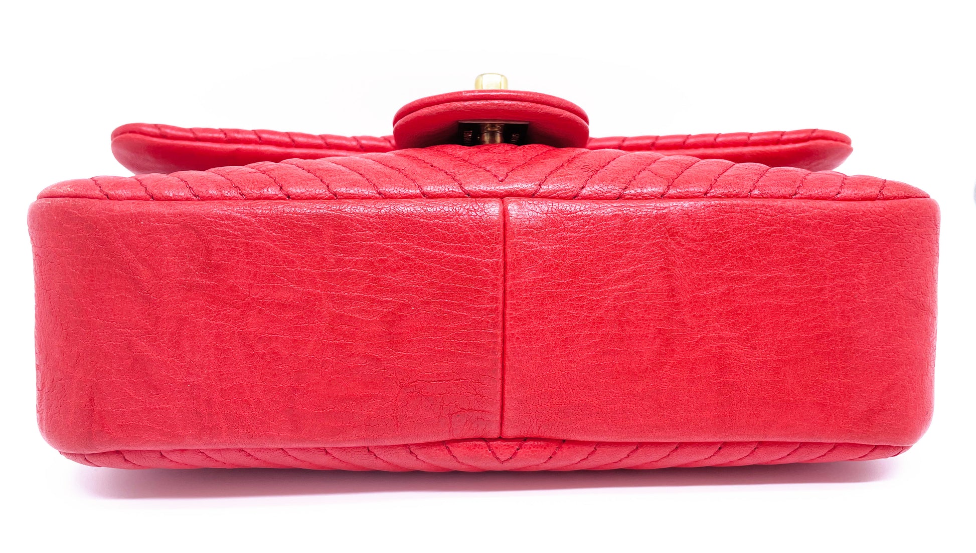 Superbe Sac Chanel 21 cm en cuir et motif Chevron Rouge valentine. - Soline