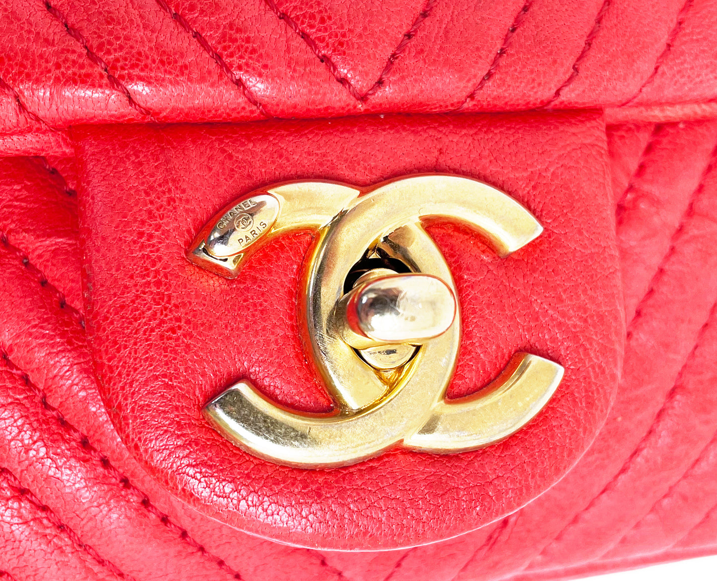 Superbe Sac Chanel 21 cm en cuir et motif Chevron Rouge valentine. - Soline