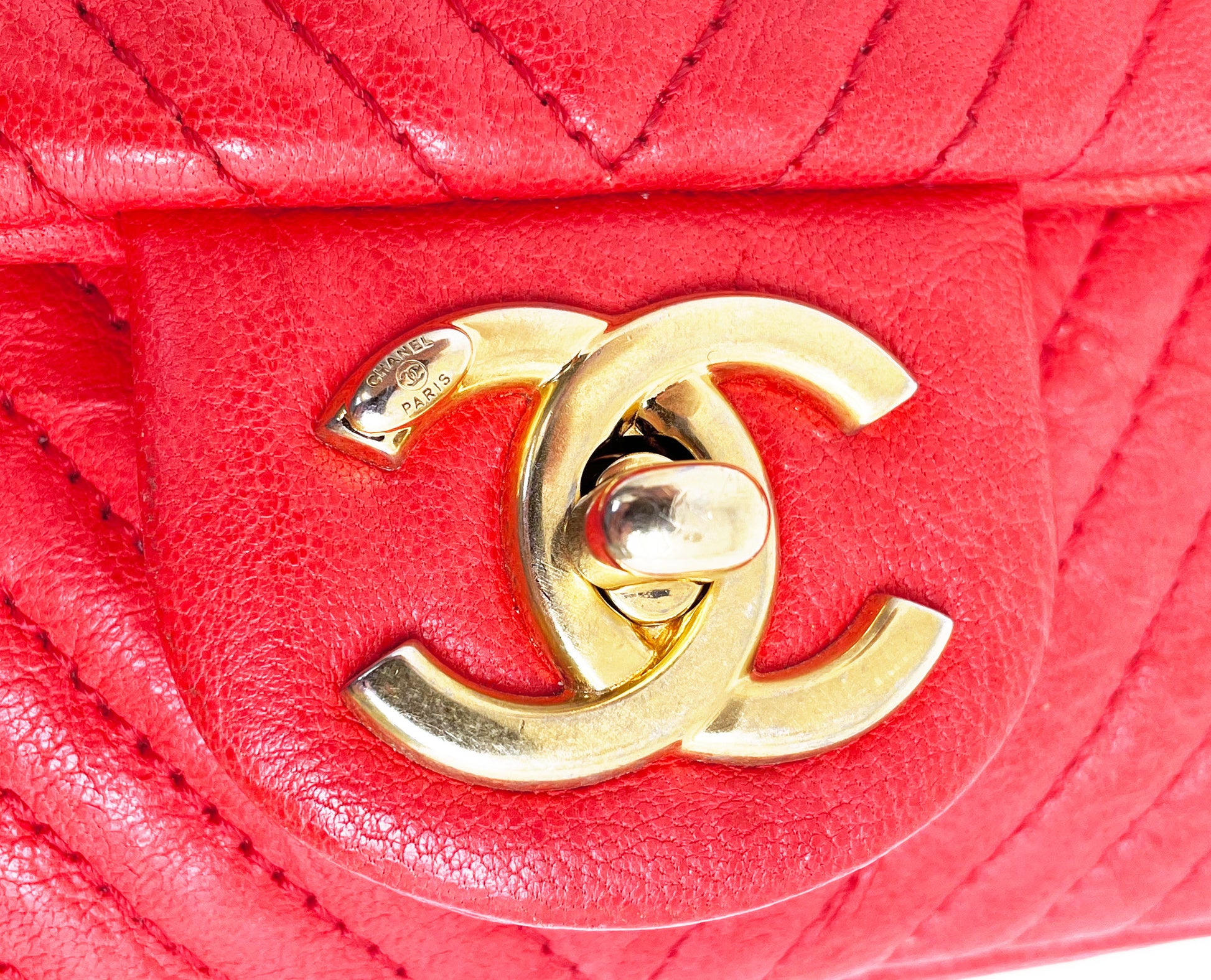 Superbe Sac Chanel 21 cm en cuir et motif Chevron Rouge valentine. - Soline