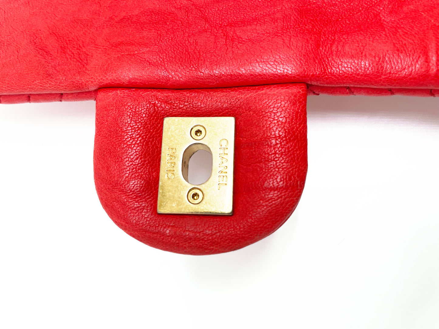 Superbe Sac Chanel 21 cm en cuir et motif Chevron Rouge valentine. - Soline