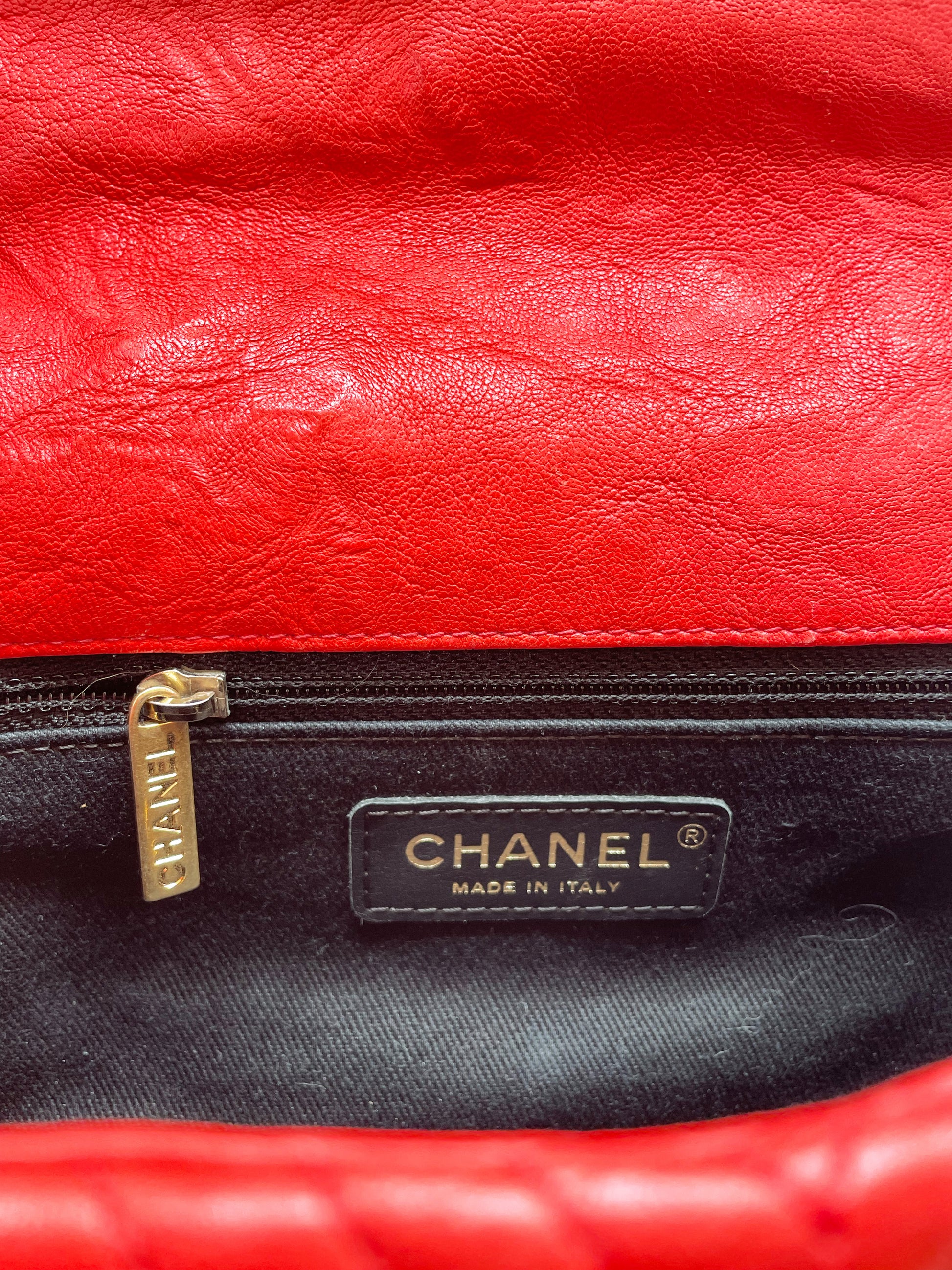 Superbe Sac Chanel 21 cm en cuir et motif Chevron Rouge valentine. - Soline