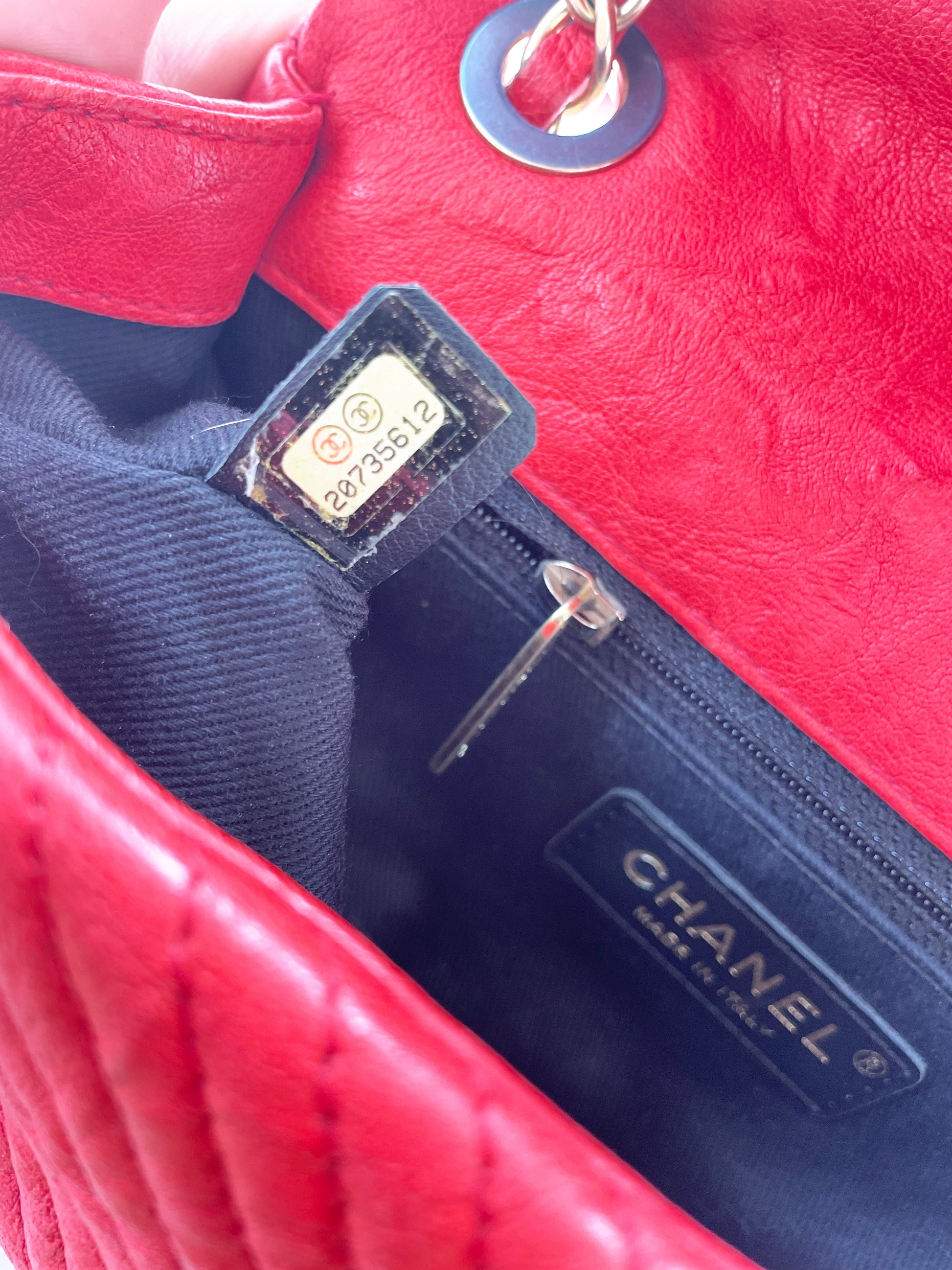 Superbe Sac Chanel 21 cm en cuir et motif Chevron Rouge valentine. - Soline