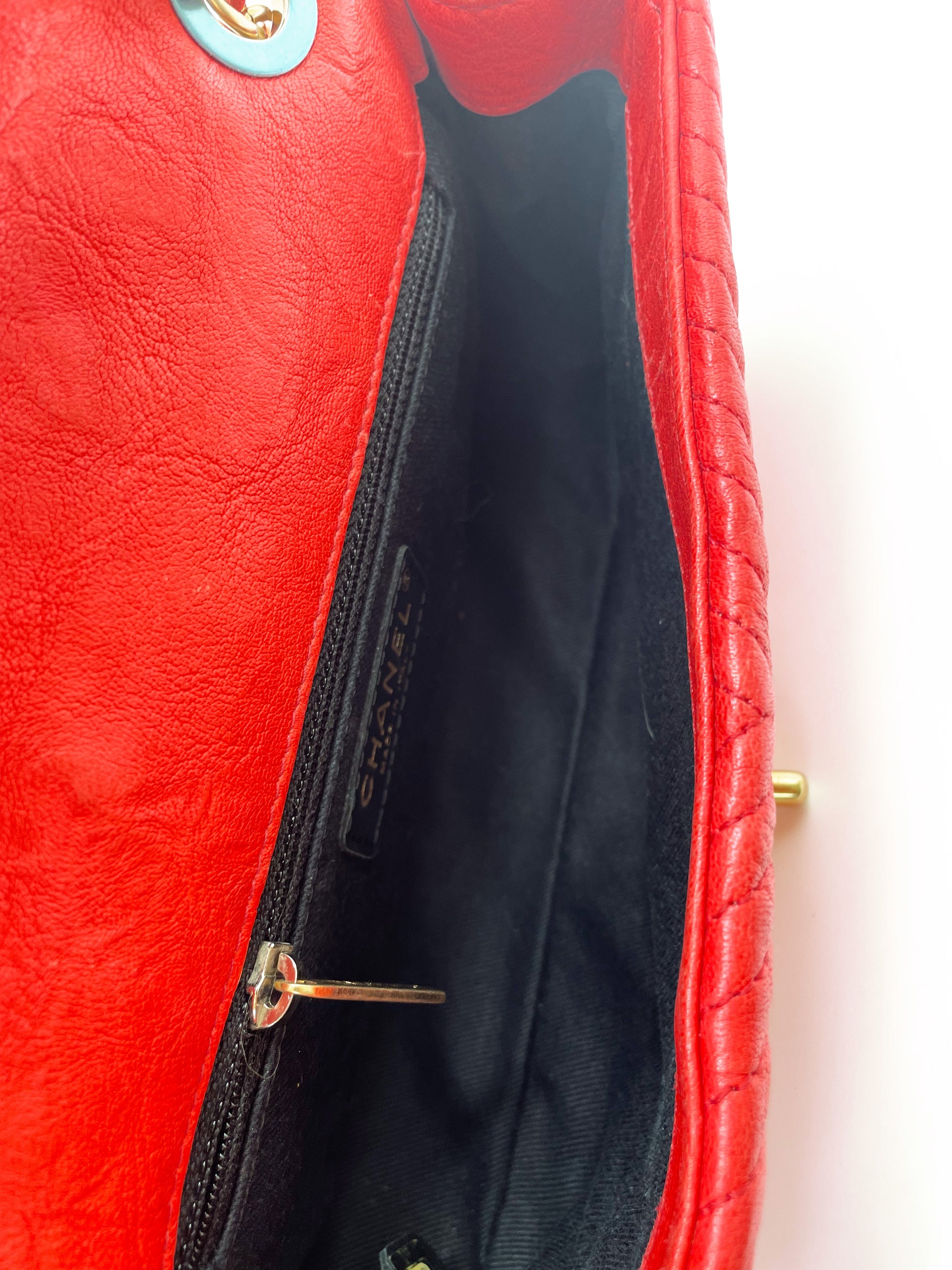 Superbe Sac Chanel 21 cm en cuir et motif Chevron Rouge valentine. - Soline