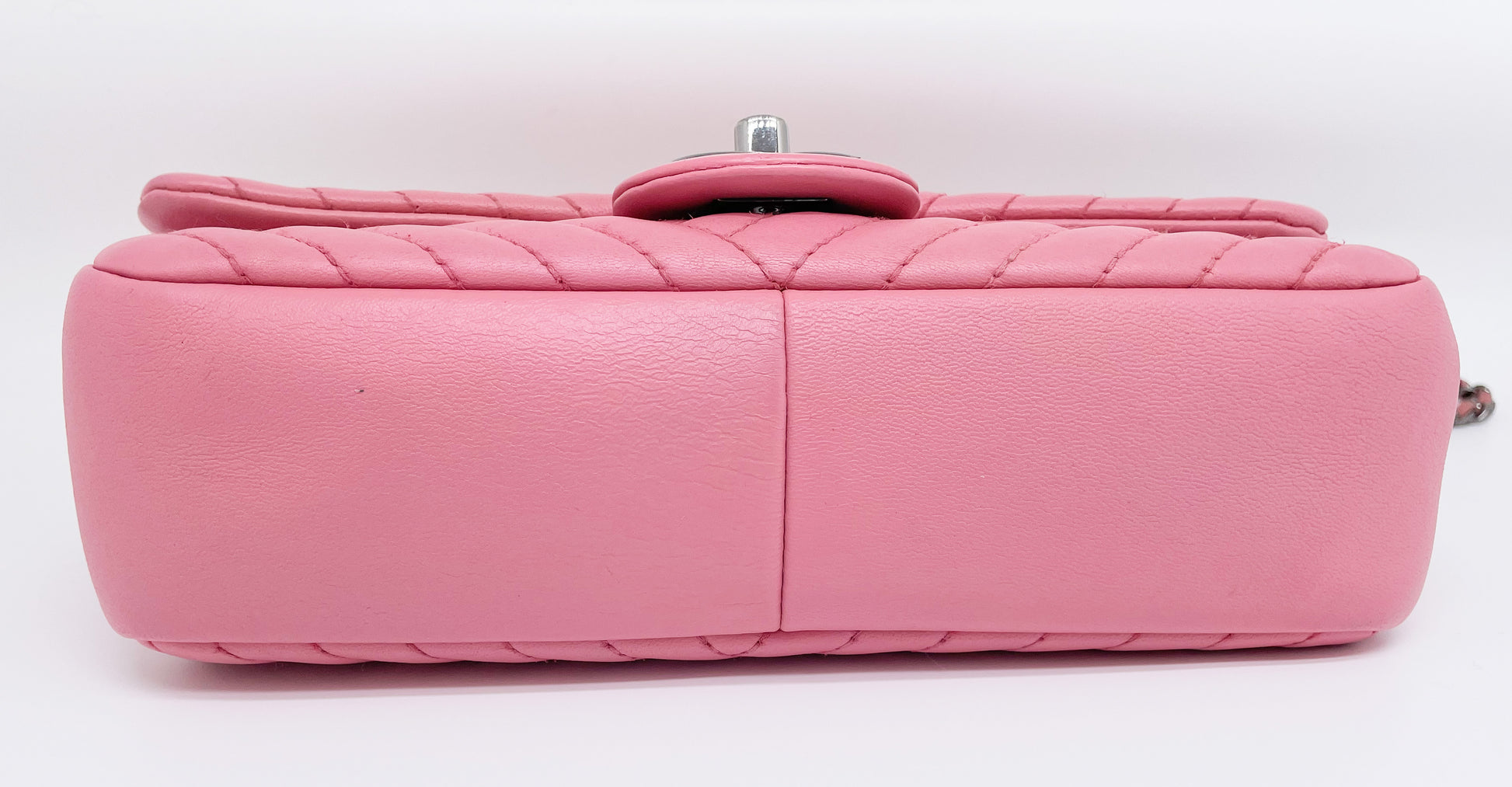 Super Sac Chanel Timeless en cuir d'agneau en motifs surpiqués Chevron asymétriques, Rabat à Chevron froissé - Soline