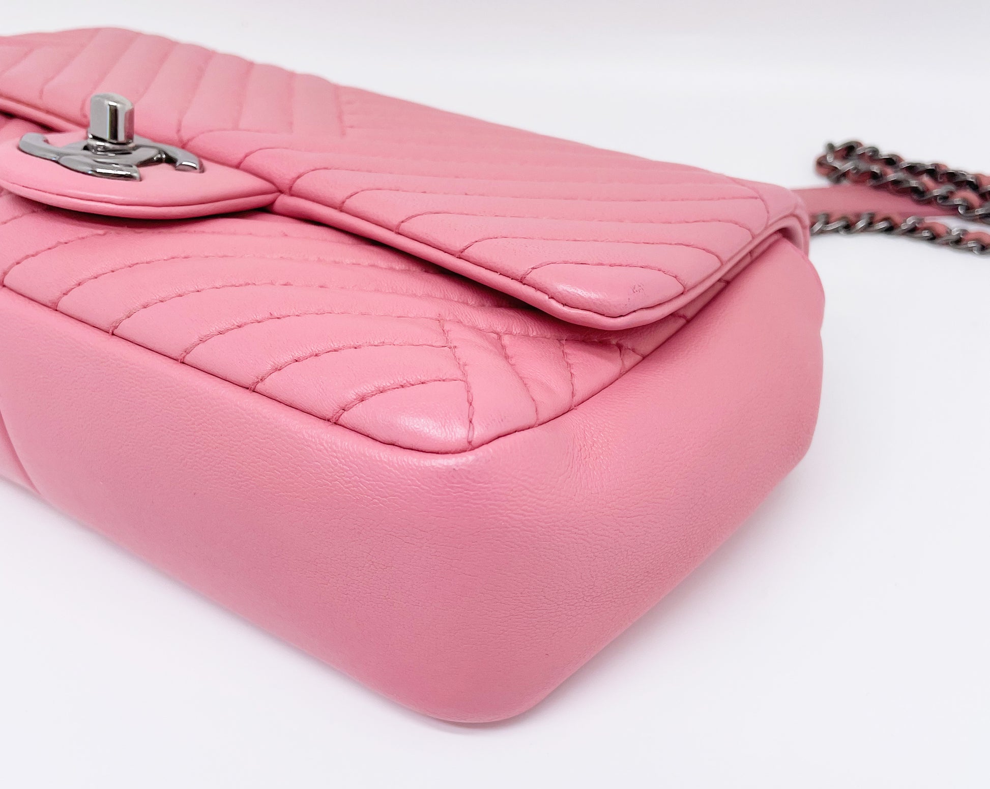 Super Sac Chanel Timeless en cuir d'agneau en motifs surpiqués Chevron asymétriques, Rabat à Chevron froissé - Soline