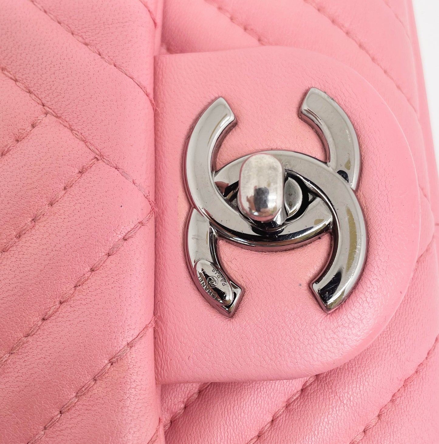 Super Sac Chanel Timeless en cuir d'agneau en motifs surpiqués Chevron asymétriques, Rabat à Chevron froissé - Soline