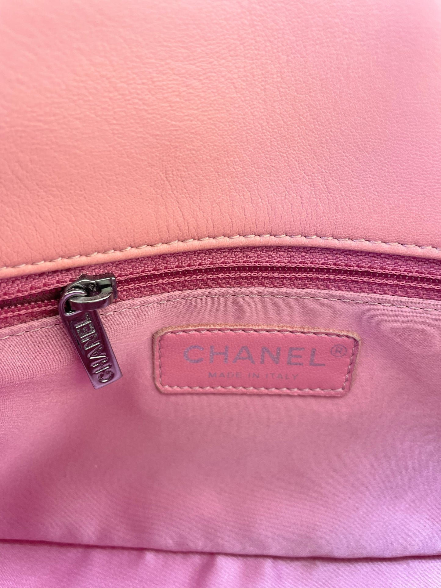 Super Sac Chanel Timeless en cuir d'agneau en motifs surpiqués Chevron asymétriques, Rabat à Chevron froissé - Soline