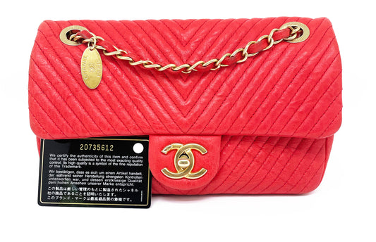 Superbe Sac Chanel 21 cm en cuir et motif Chevron Rouge valentine. - Soline