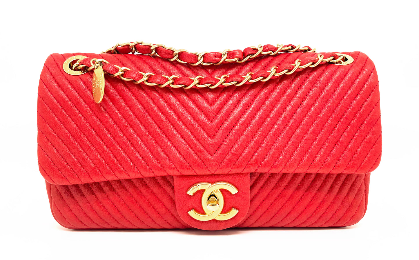 Superbe Sac Chanel 21 cm en cuir et motif Chevron Rouge valentine. - Soline