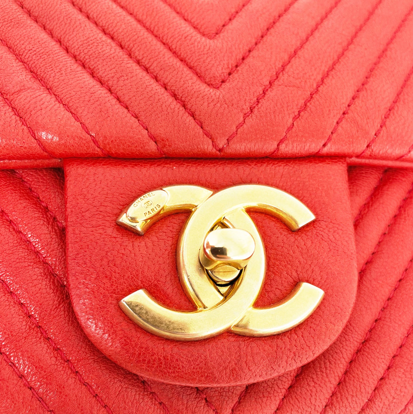 Superbe Sac Chanel Classique  27 cm en cuir et motif Chevron Rouge - Soline