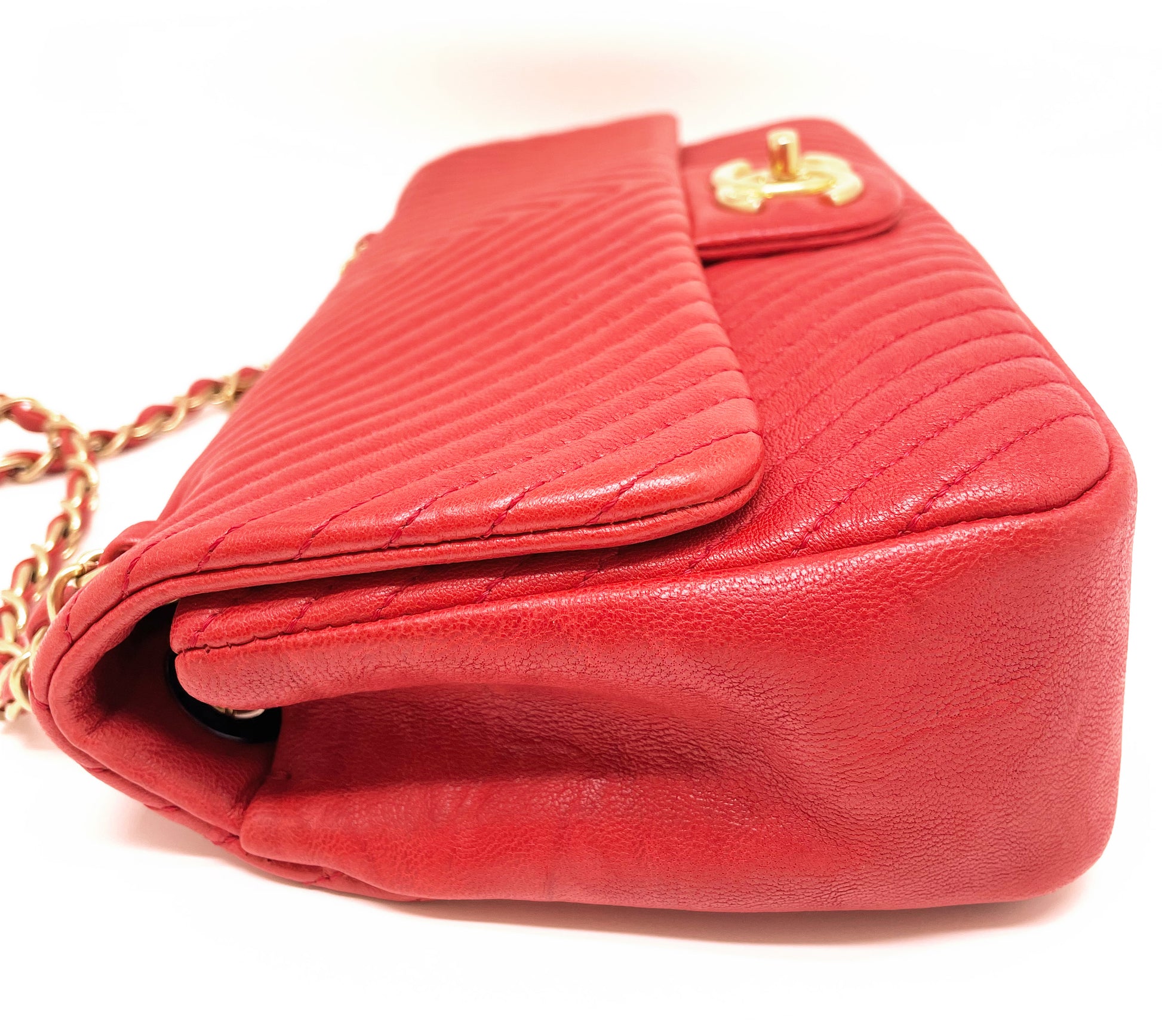 Superbe Sac Chanel Classique  27 cm en cuir et motif Chevron Rouge - Soline