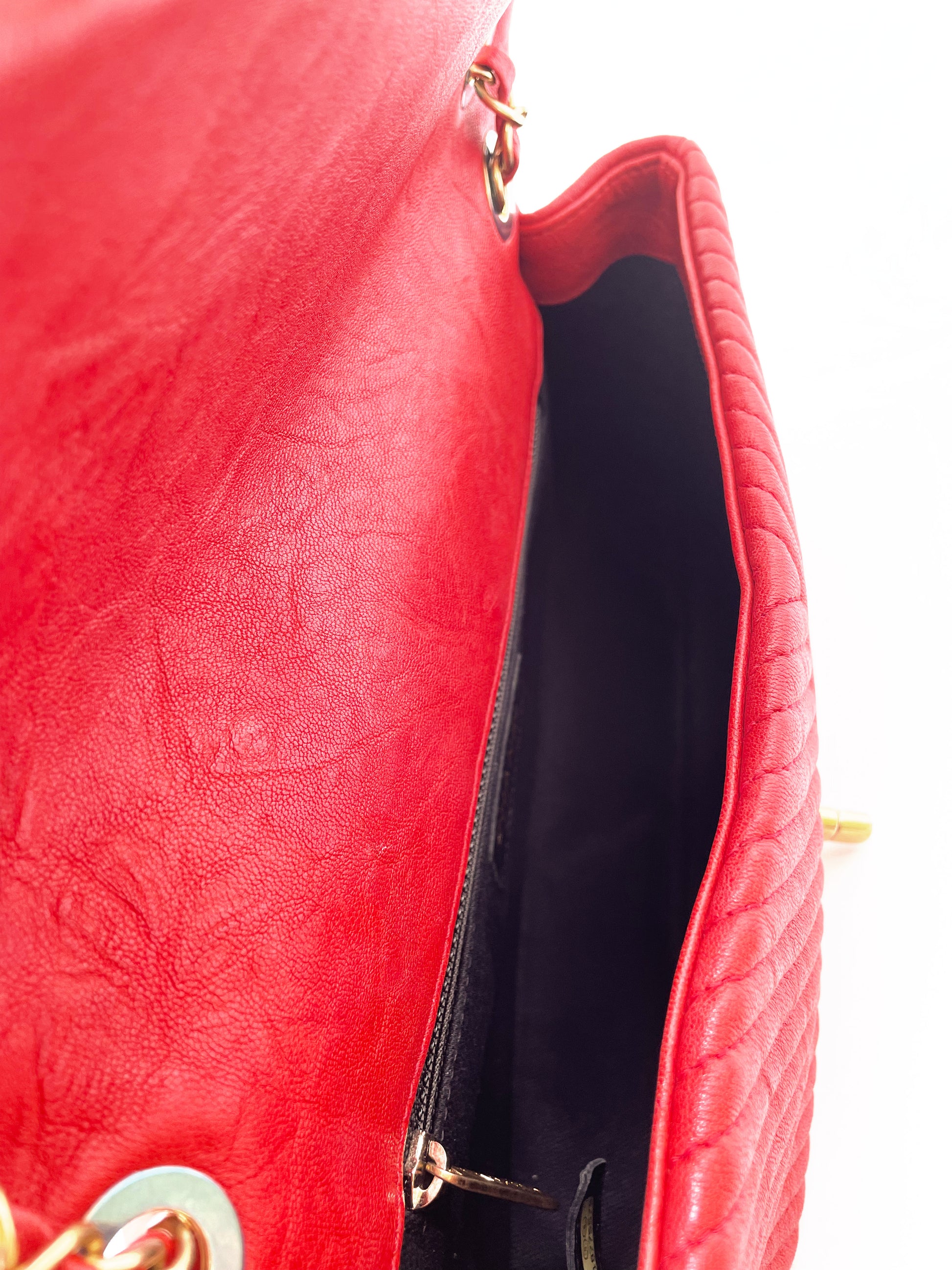 Superbe Sac Chanel Classique  27 cm en cuir et motif Chevron Rouge - Soline