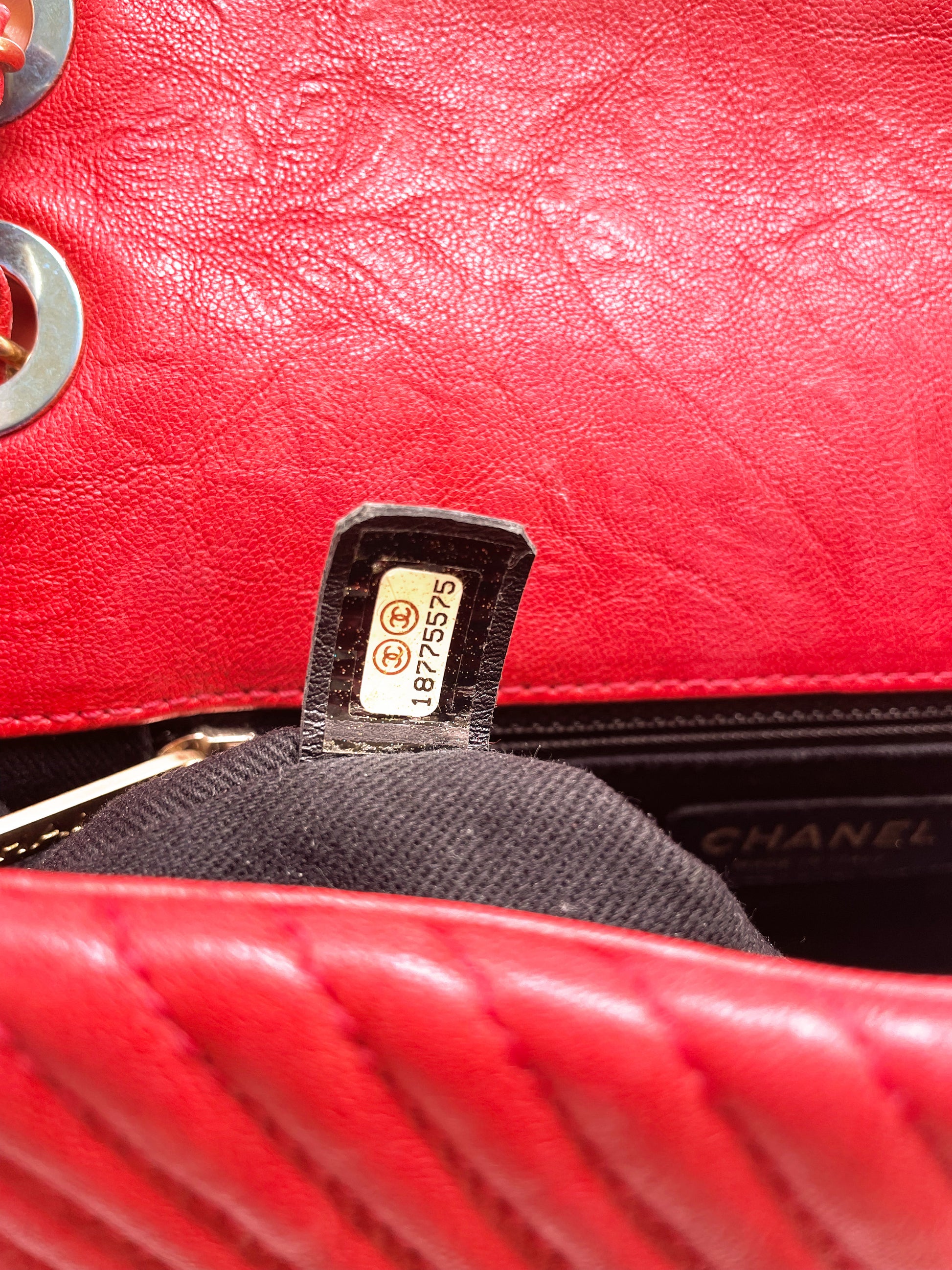 Superbe Sac Chanel Classique  27 cm en cuir et motif Chevron Rouge - Soline