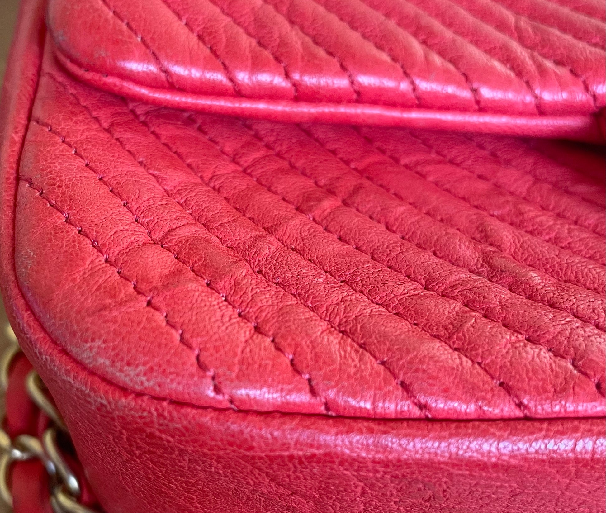 Superbe Sac Chanel 21 cm en cuir et motif Chevron Rouge valentine. - Soline