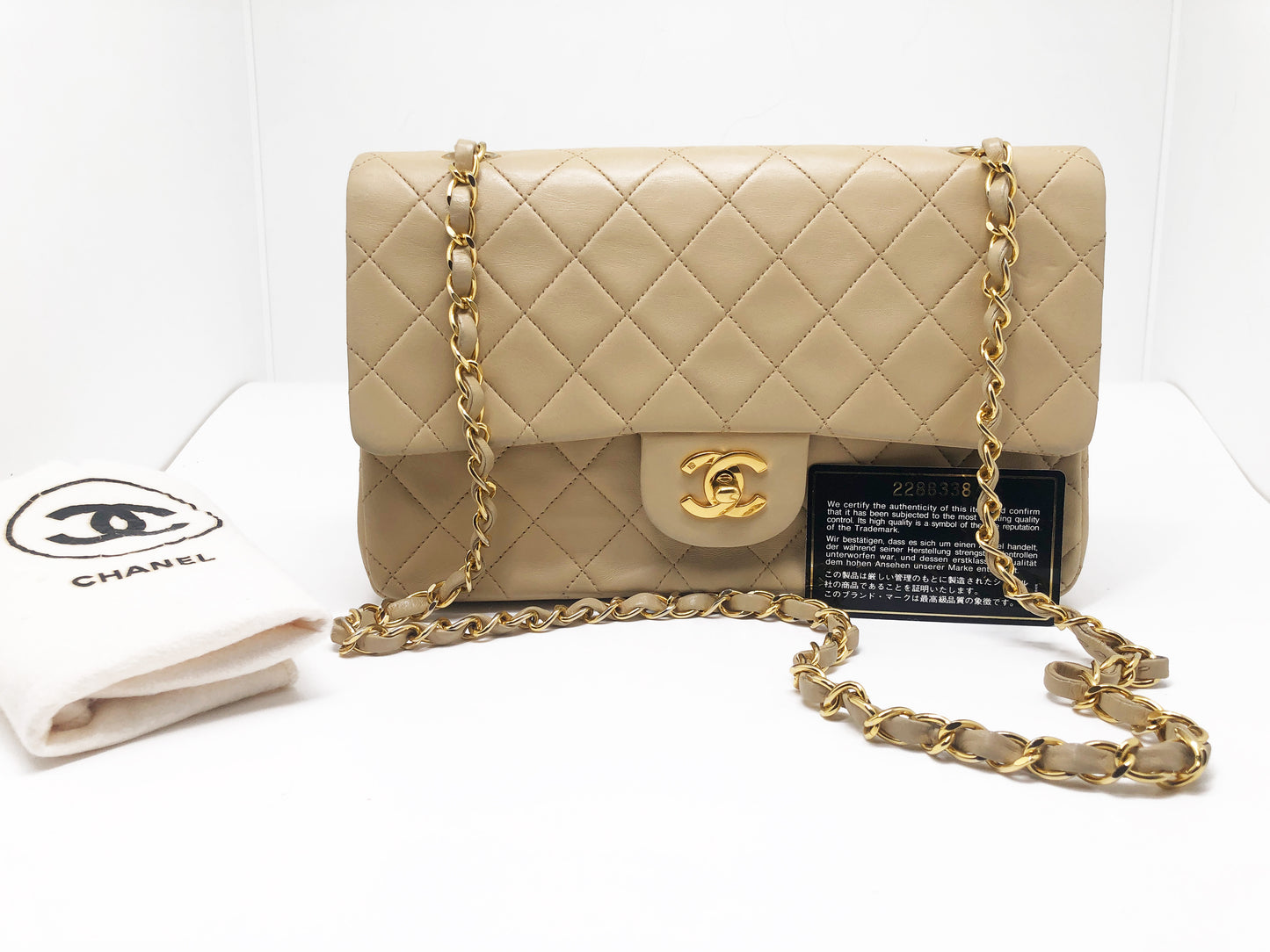 Sac Chanel Timeless medium 25 cm à double rabat en cuir d'agneau matelassé beige - Soline