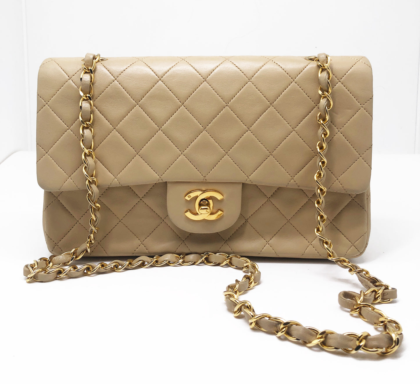 Sac Chanel Timeless medium 25 cm à double rabat en cuir d'agneau matelassé beige - Soline