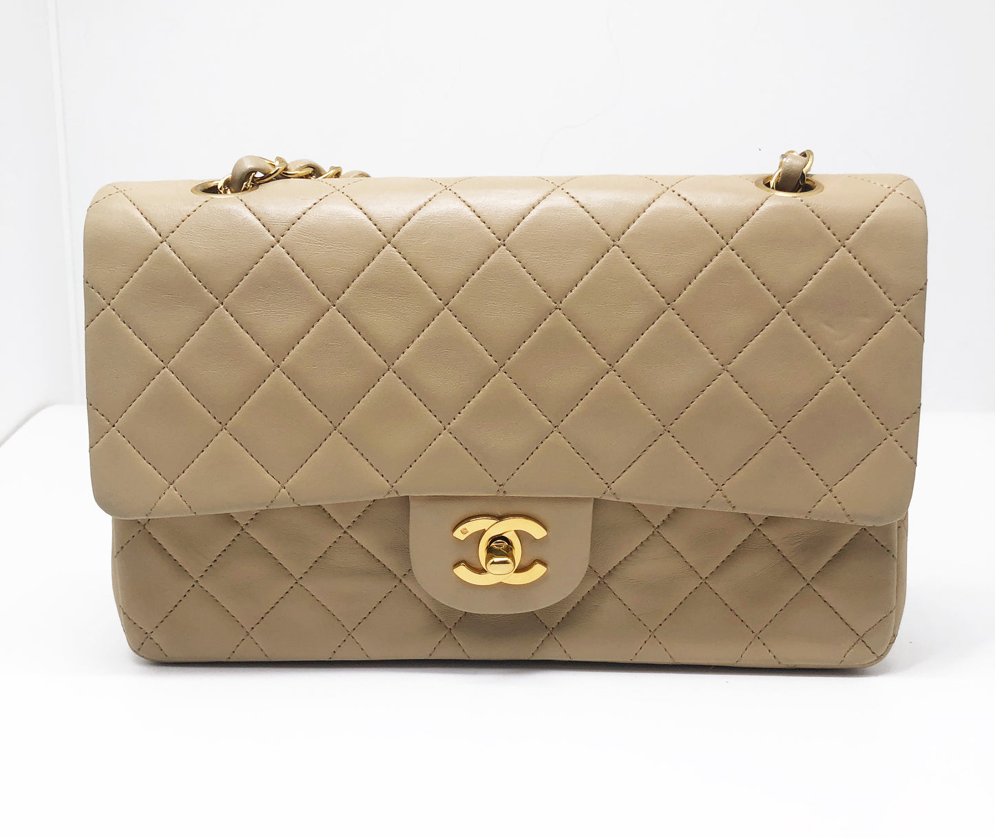 Sac Chanel Timeless medium 25 cm à double rabat en cuir d'agneau matelassé beige - Soline