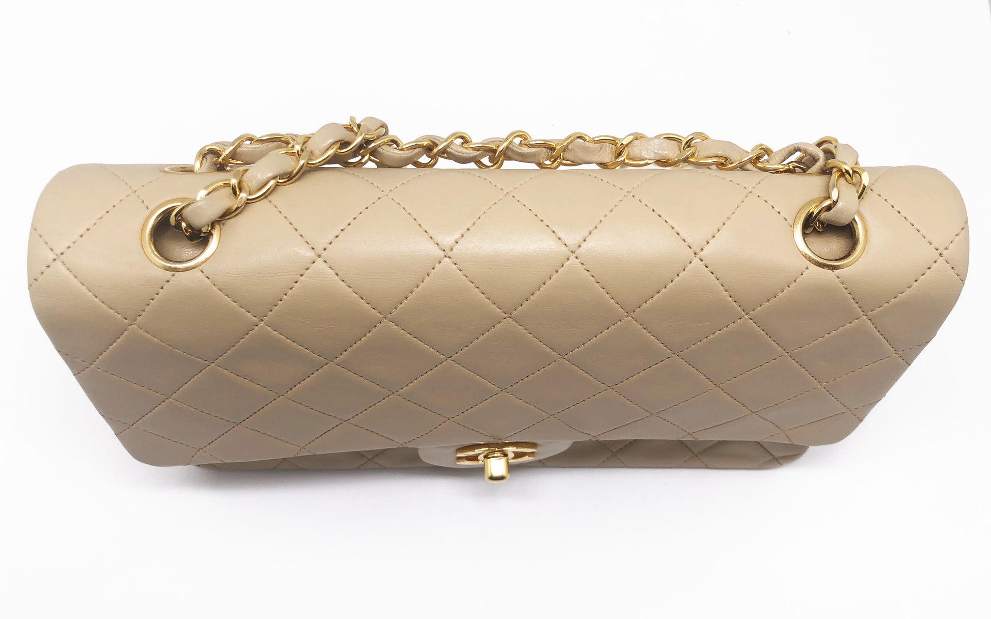 Sac Chanel Timeless medium 25 cm à double rabat en cuir d'agneau matelassé beige - Soline