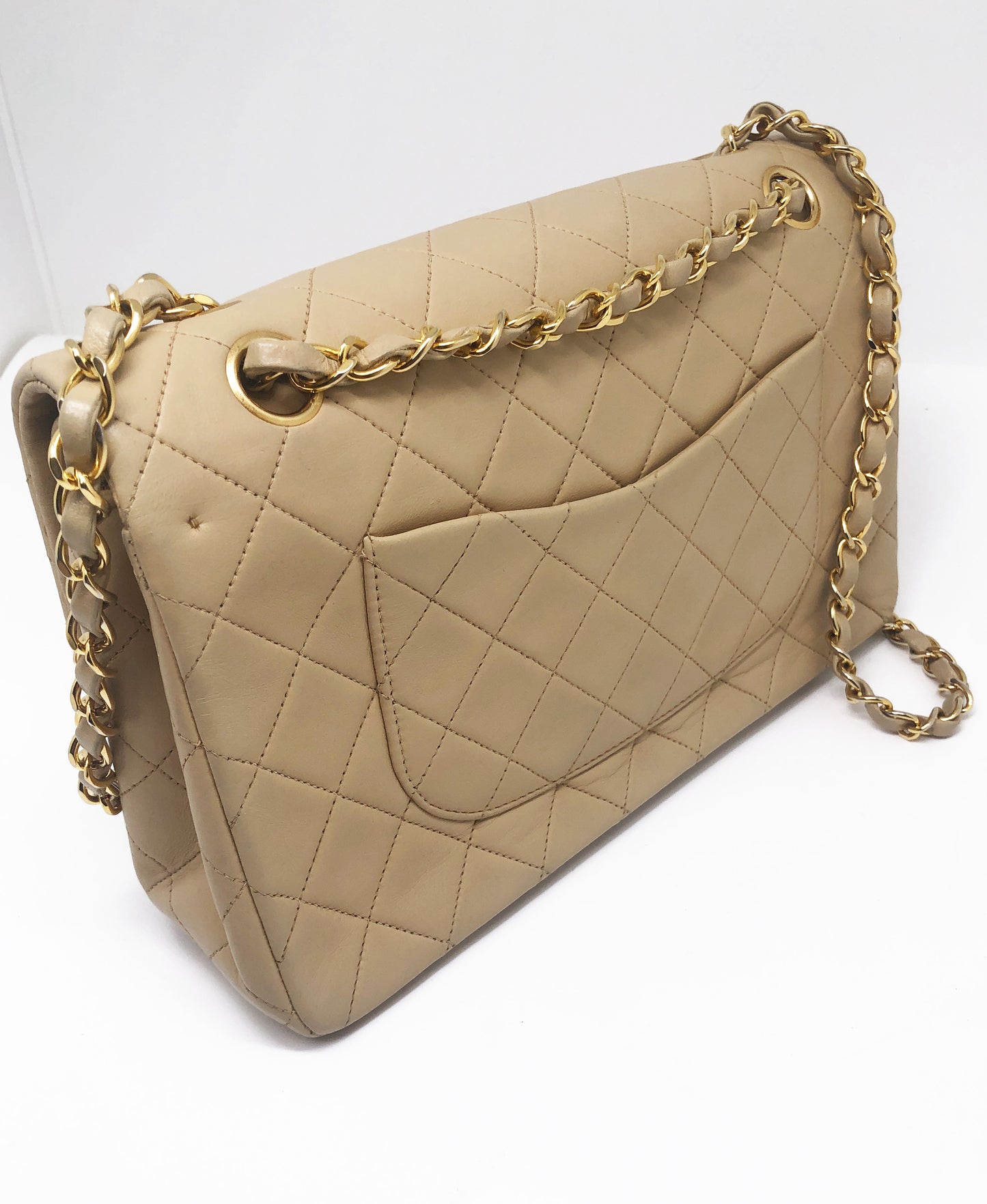 Sac Chanel Timeless medium 25 cm à double rabat en cuir d'agneau matelassé beige - Soline