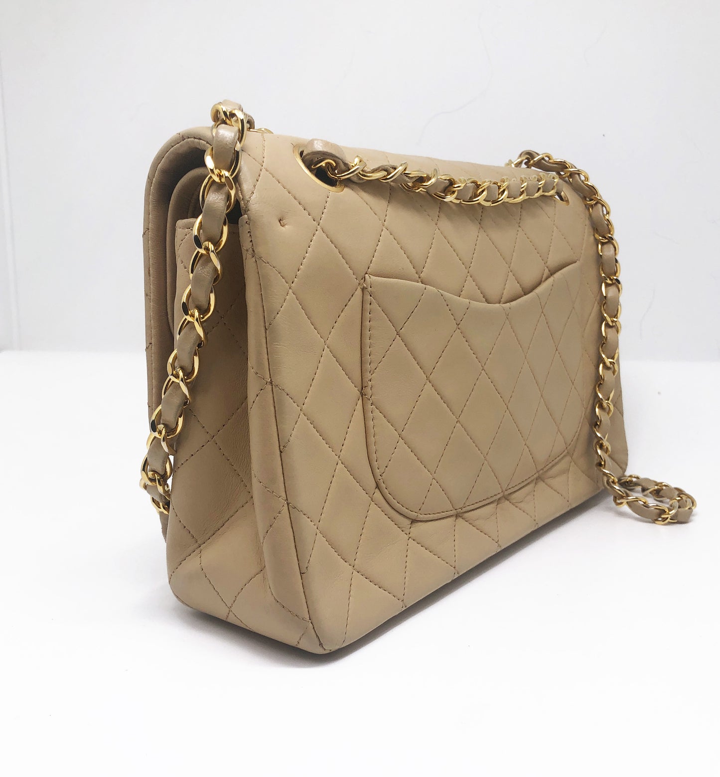 Sac Chanel Timeless medium 25 cm à double rabat en cuir d'agneau matelassé beige - Soline
