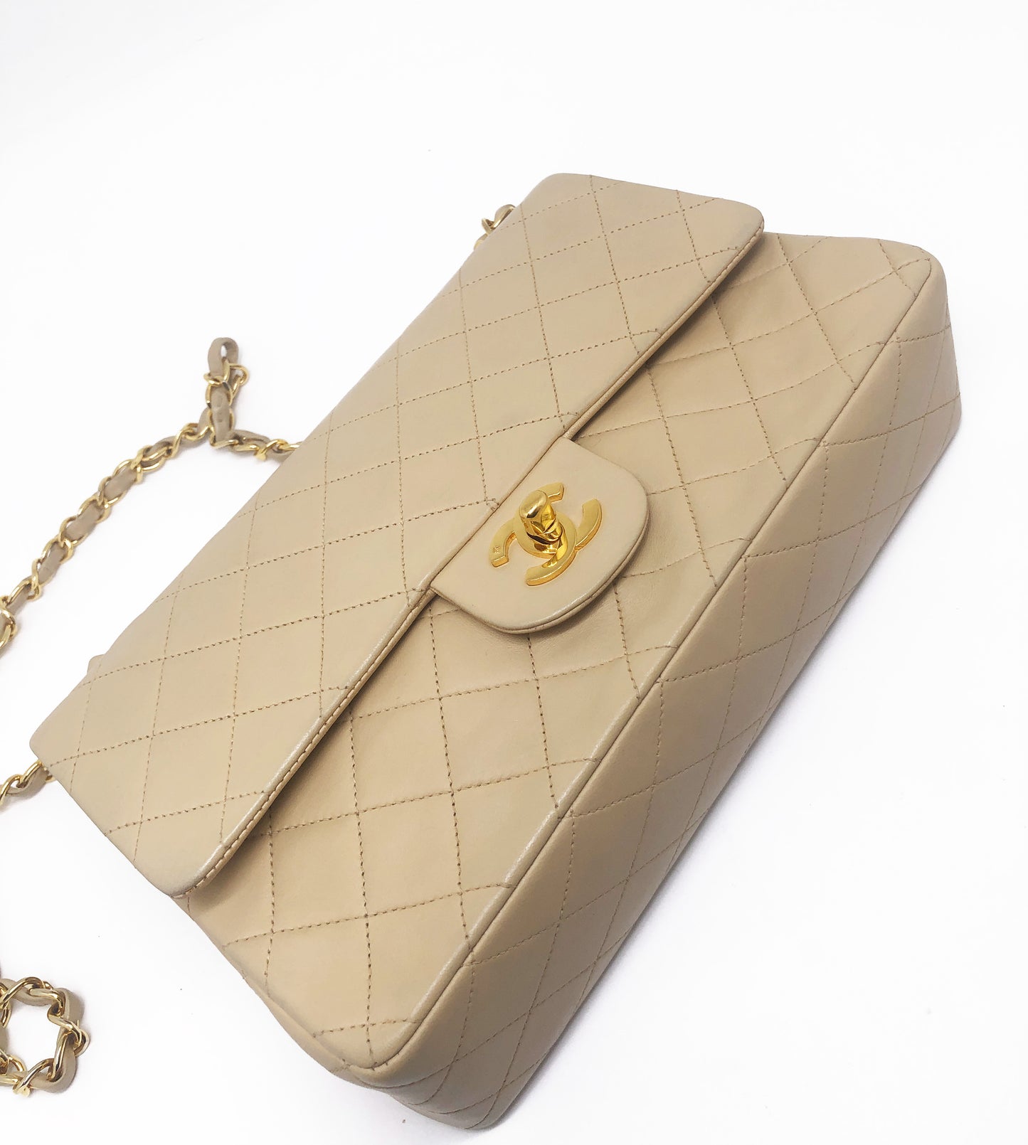 Sac Chanel Timeless medium 25 cm à double rabat en cuir d'agneau matelassé beige - Soline