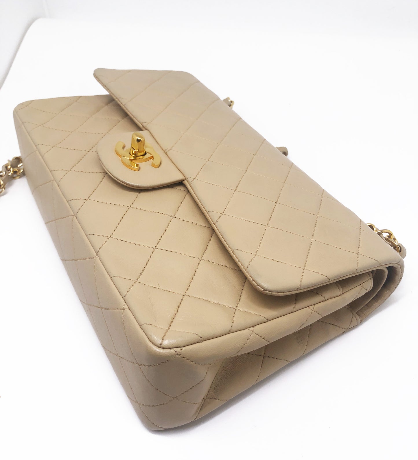 Sac Chanel Timeless medium 25 cm à double rabat en cuir d'agneau matelassé beige - Soline