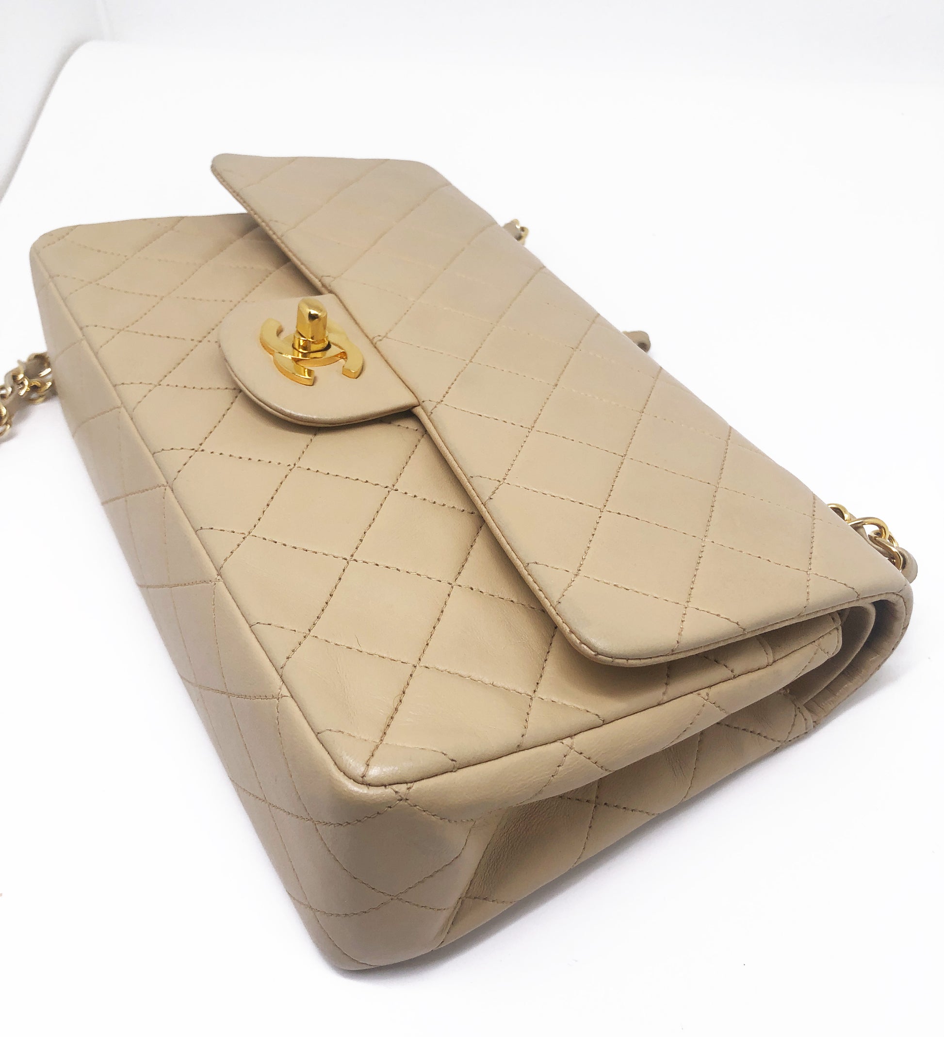 Sac Chanel Timeless medium 25 cm à double rabat en cuir d'agneau matelassé beige - Soline