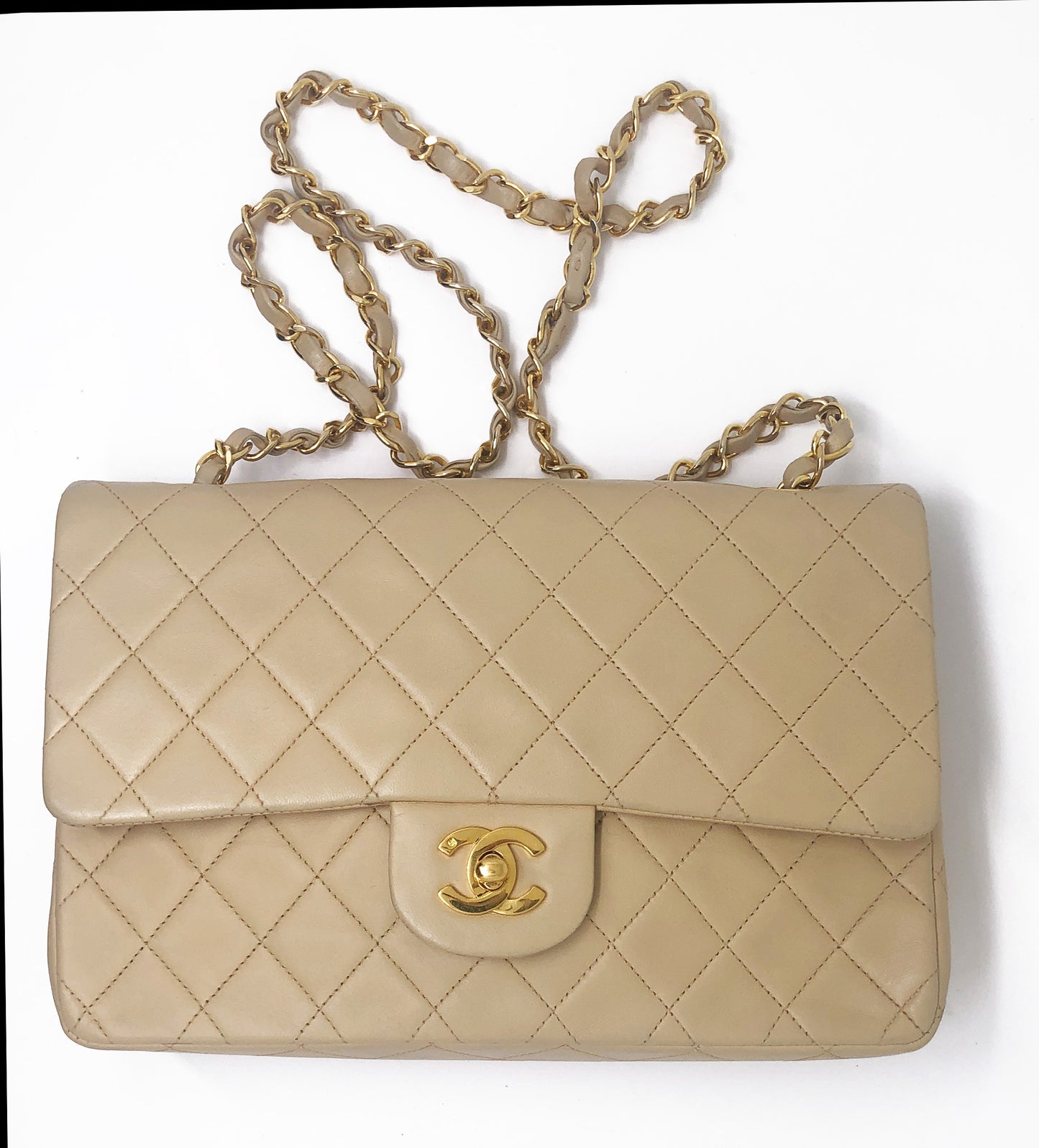 Sac Chanel Timeless medium 25 cm à double rabat en cuir d'agneau matelassé beige - Soline