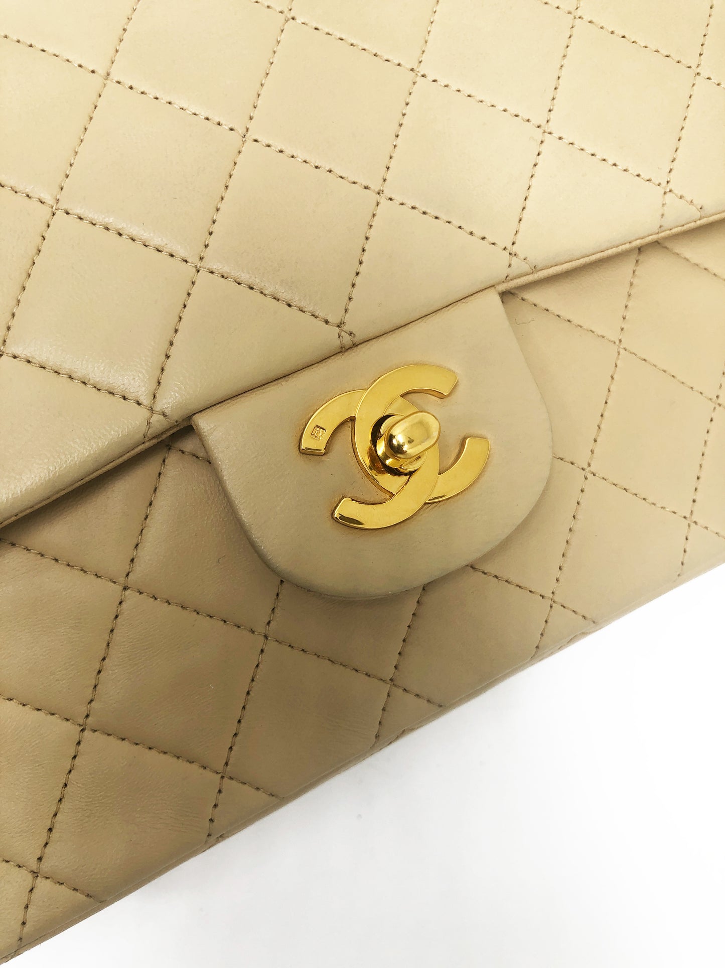 Sac Chanel Timeless medium 25 cm à double rabat en cuir d'agneau matelassé beige - Soline