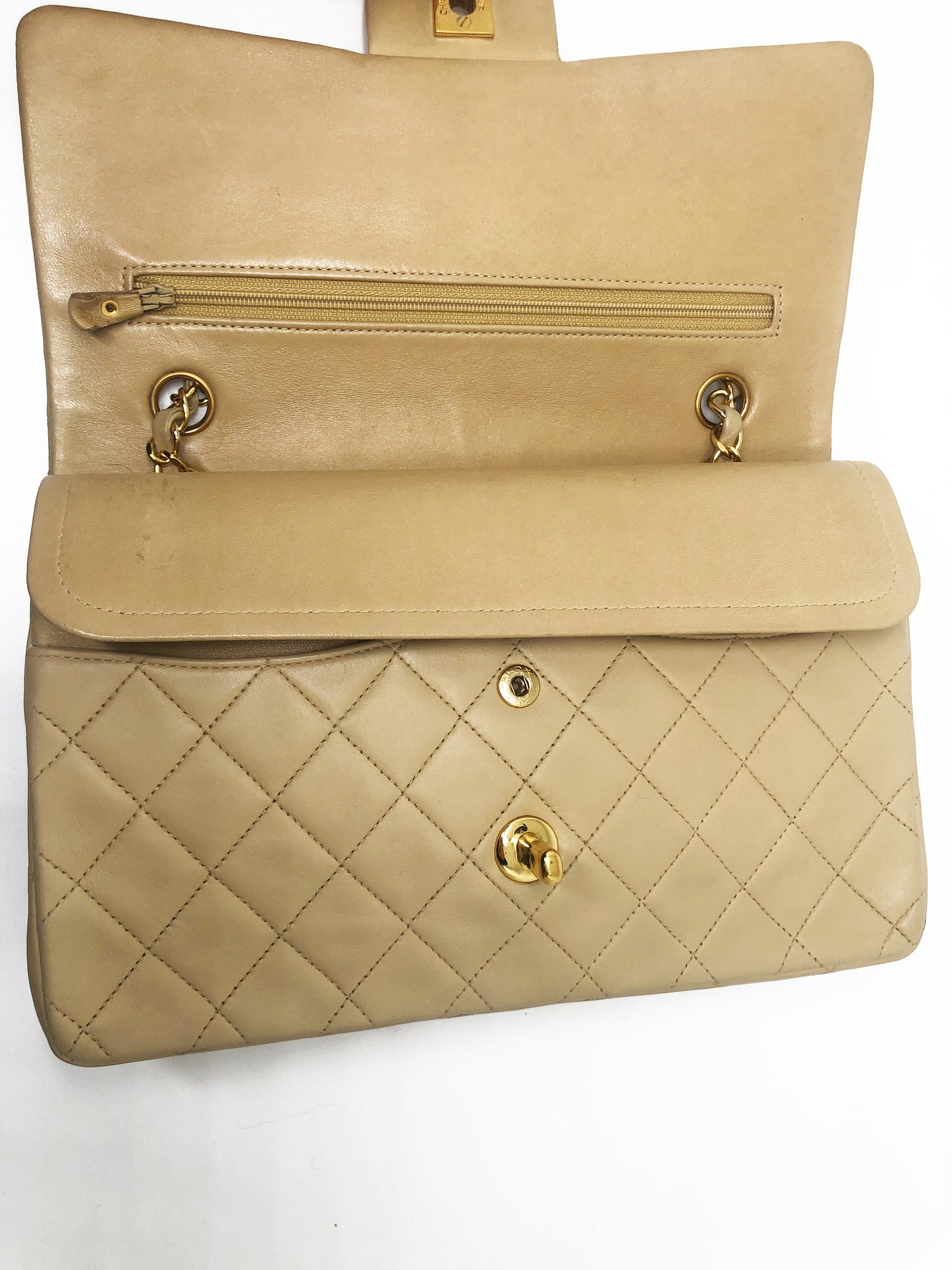 Sac Chanel Timeless medium 25 cm à double rabat en cuir d'agneau matelassé beige - Soline
