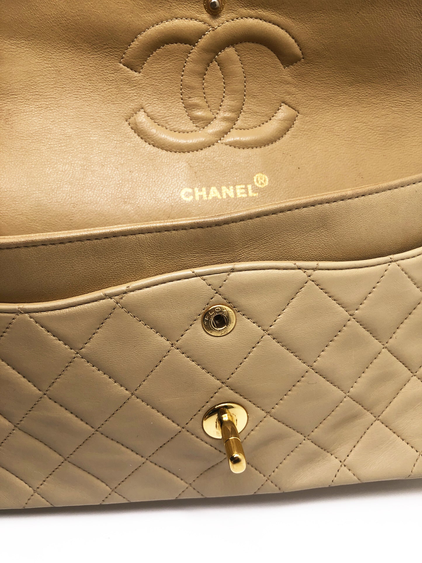 Sac Chanel Timeless medium 25 cm à double rabat en cuir d'agneau matelassé beige - Soline