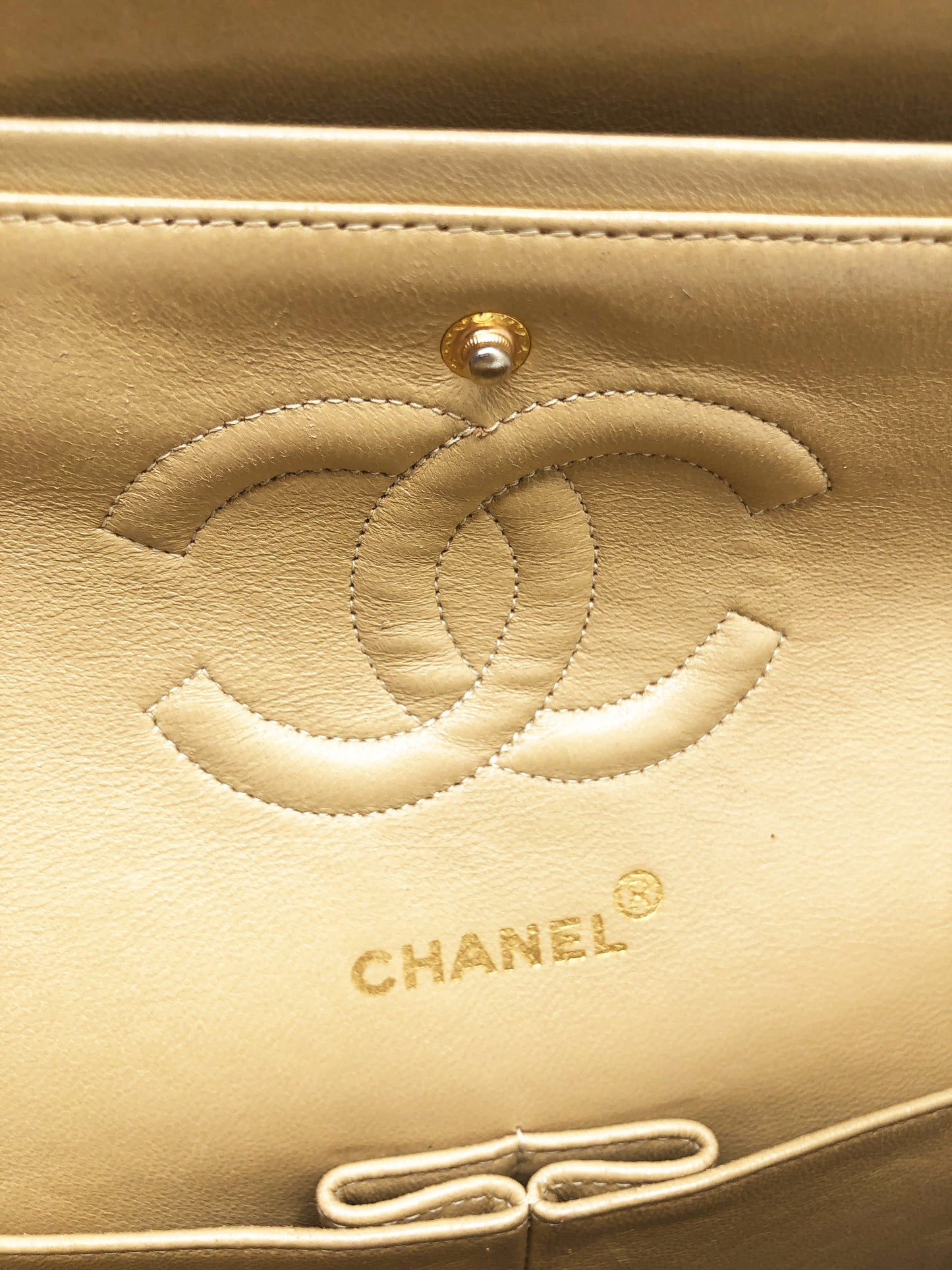 Sac Chanel Timeless medium 25 cm à double rabat en cuir d'agneau matelassé beige - Soline