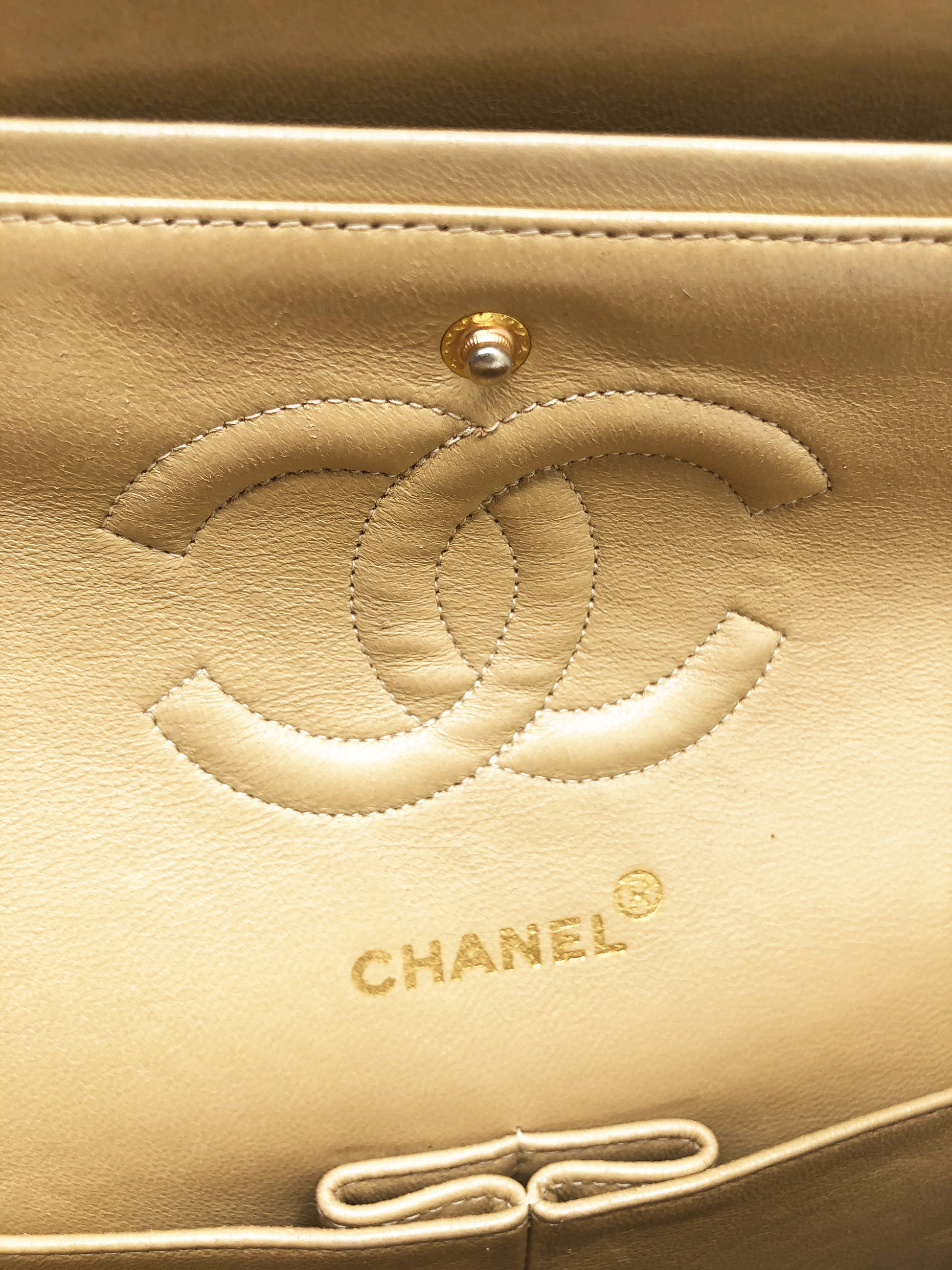 Sac Chanel Timeless medium 25 cm à double rabat en cuir d'agneau matelassé beige - Soline