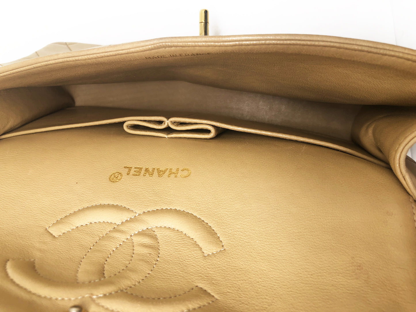 Sac Chanel Timeless medium 25 cm à double rabat en cuir d'agneau matelassé beige - Soline
