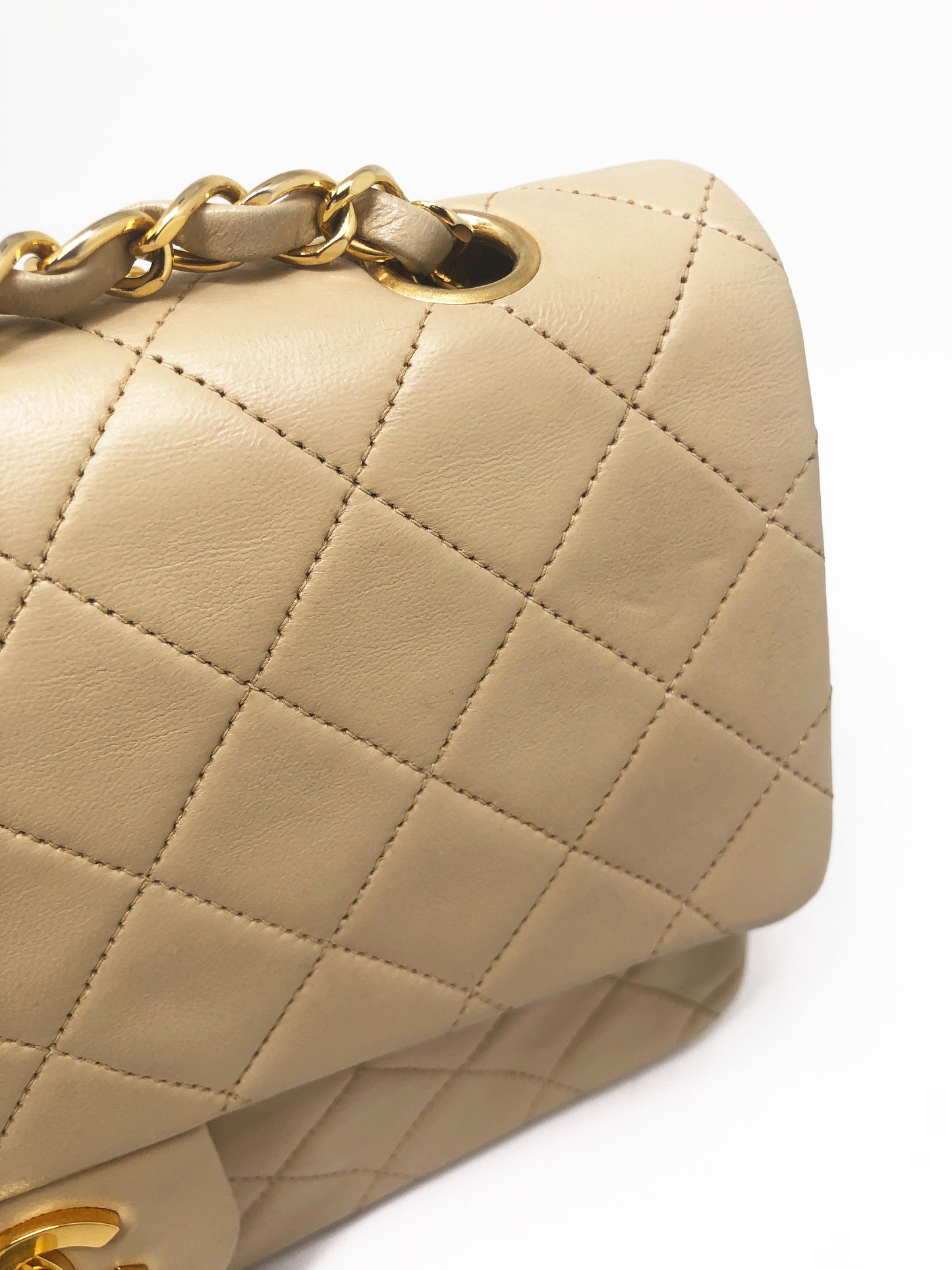 Sac Chanel Timeless medium 25 cm à double rabat en cuir d'agneau matelassé beige - Soline