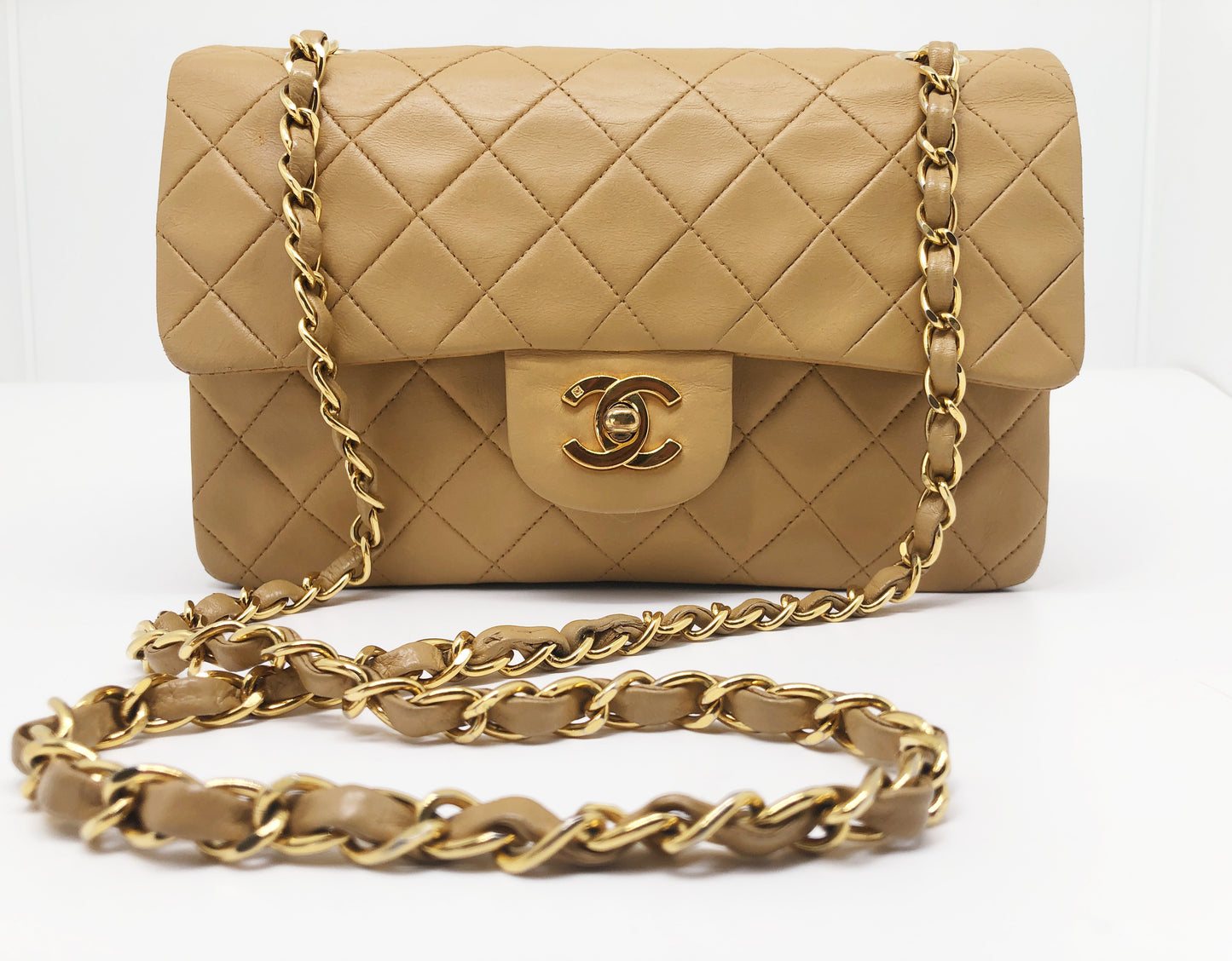 Nouveau Sac Chanel Timeless medium 23 cm à double rabat en cuir d'agneau matelassé beige - Soline