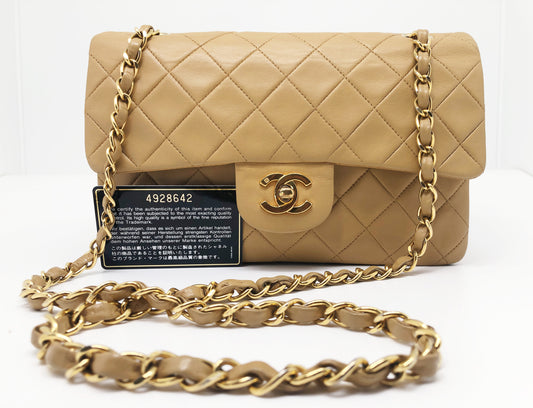 Nouveau Sac Chanel Timeless medium 23 cm à double rabat en cuir d'agneau matelassé beige - Soline