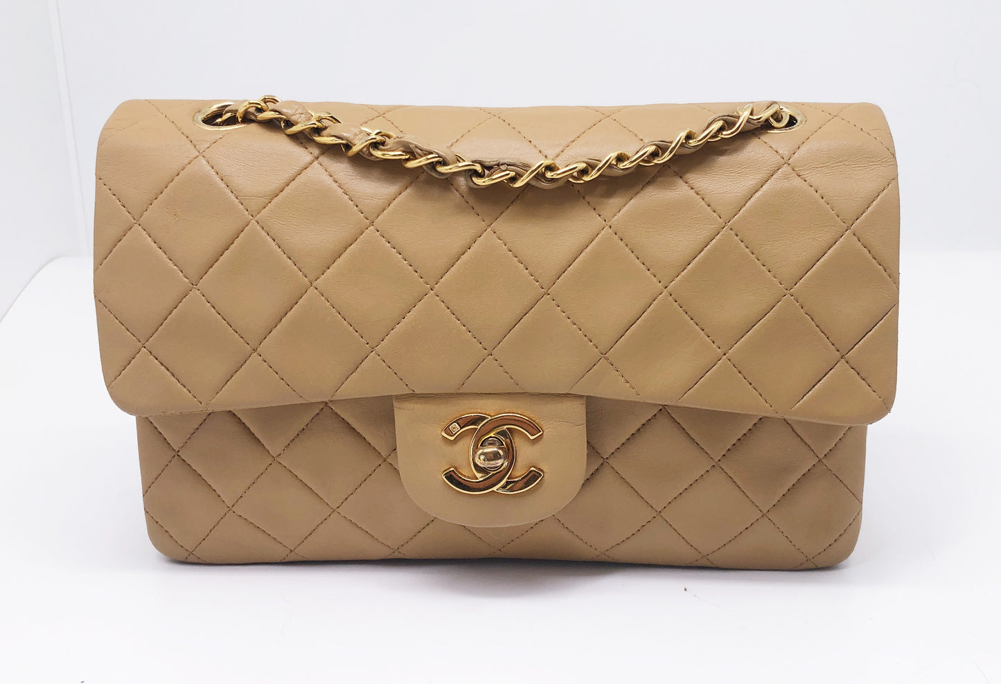 Nouveau Sac Chanel Timeless medium 23 cm à double rabat en cuir d'agneau matelassé beige - Soline