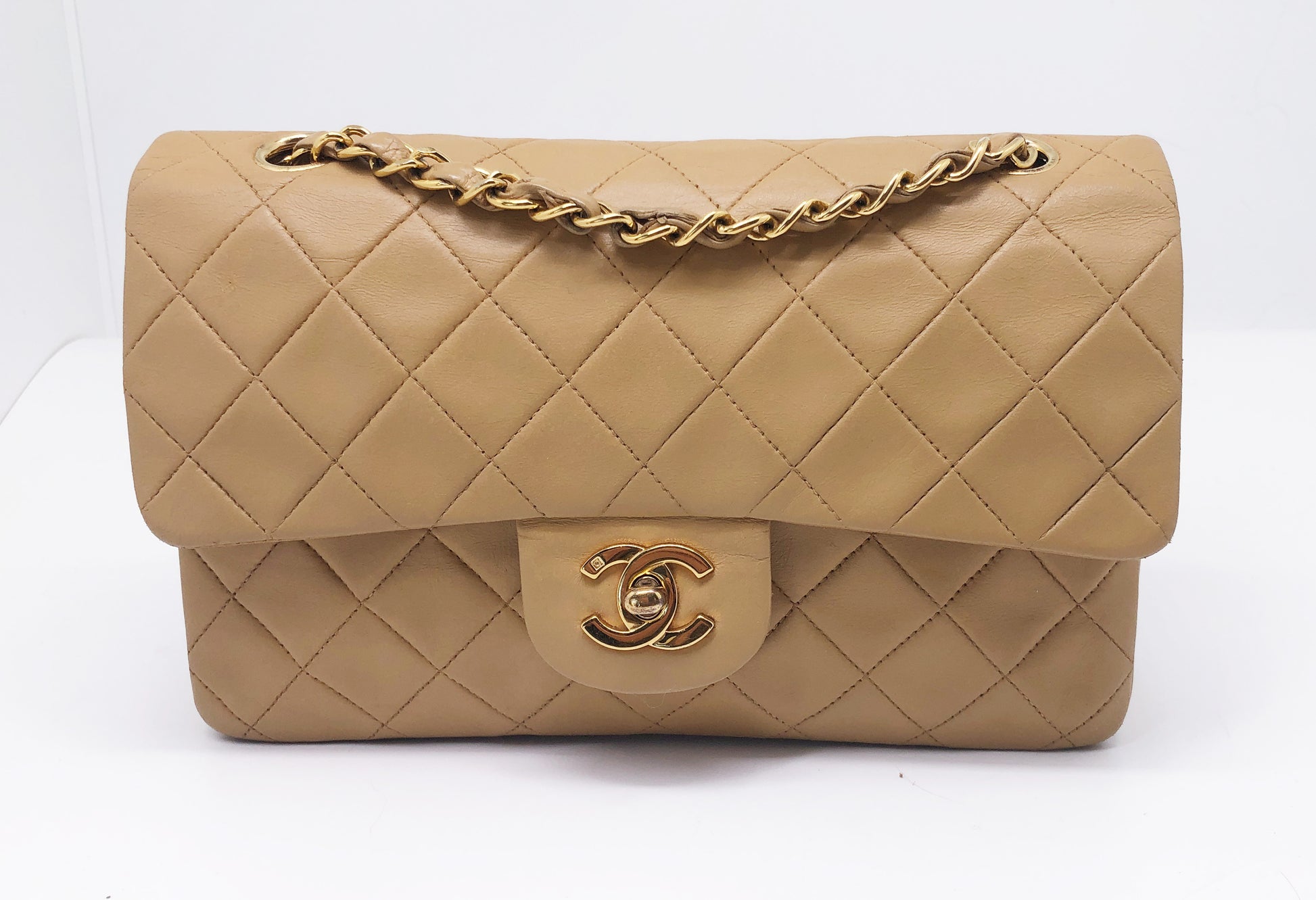 Nouveau Sac Chanel Timeless medium 23 cm à double rabat en cuir d'agneau matelassé beige - Soline