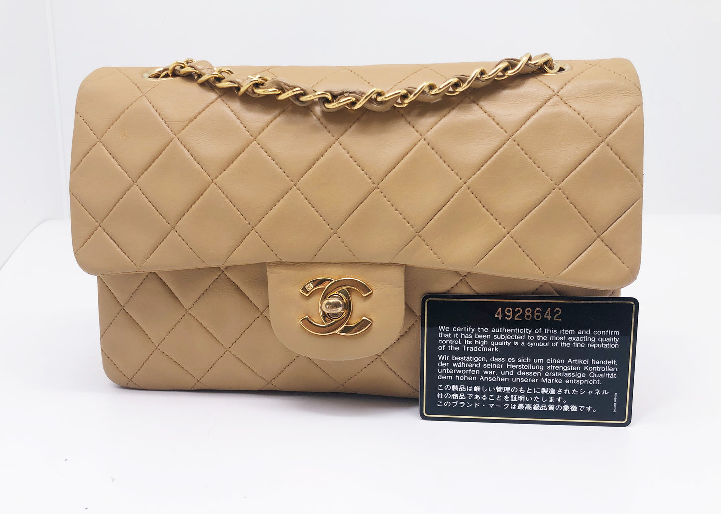 Nouveau Sac Chanel Timeless medium 23 cm à double rabat en cuir d'agneau matelassé beige - Soline