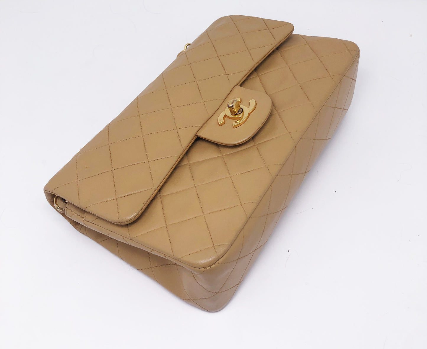 Nouveau Sac Chanel Timeless medium 23 cm à double rabat en cuir d'agneau matelassé beige - Soline