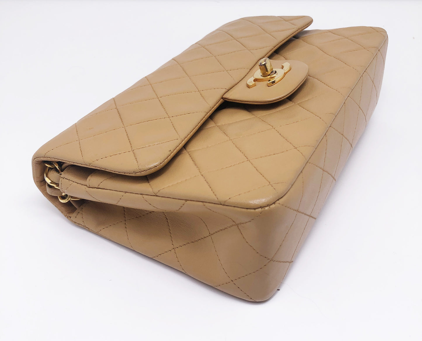 Nouveau Sac Chanel Timeless medium 23 cm à double rabat en cuir d'agneau matelassé beige - Soline